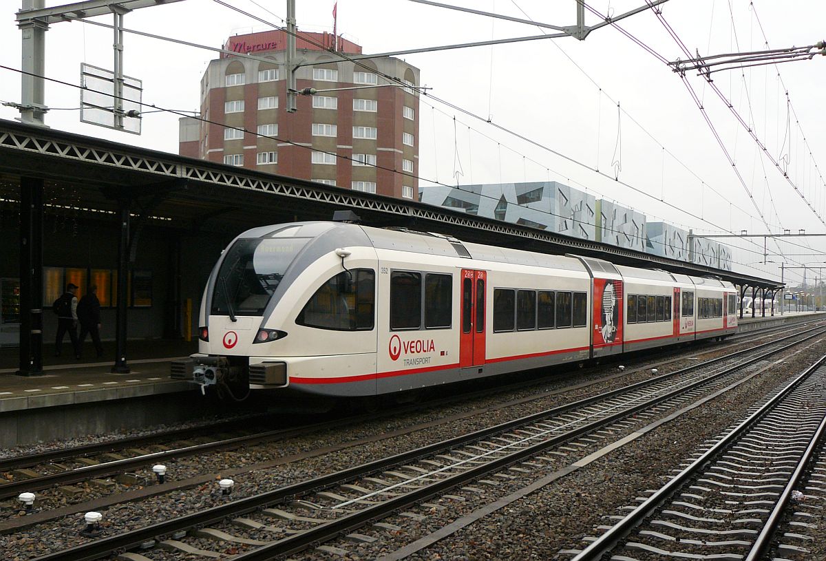 Veolia GTW 352 Gleis 1 Nijmegen 28-11-2013.

Veolia GTW treinstel nummer 352 spoor 1 Nijmegen 28-11-2013.