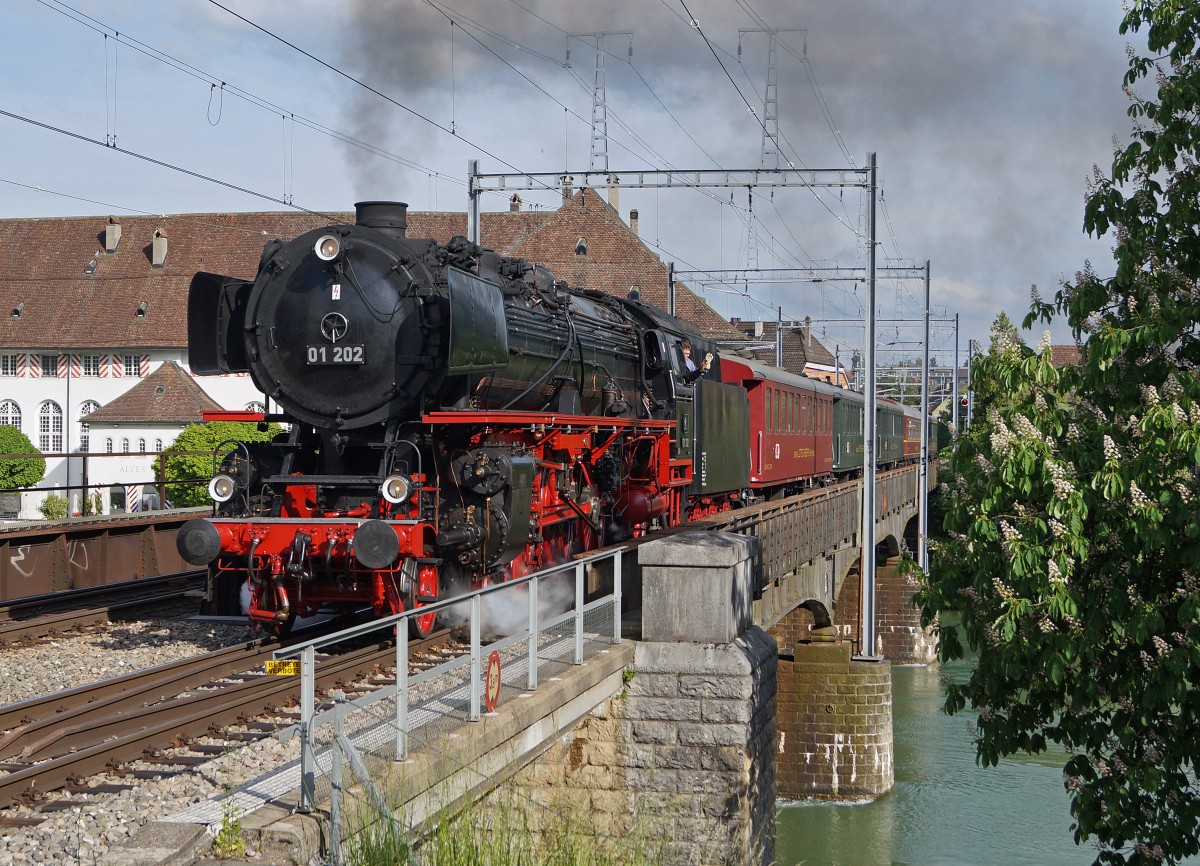 Verein Pacific 01202: Auf der Aarebrücke Solothurn wurde am 17. Mai 2015 die 01202 im Bilde fest gehalten, die sich auf der Rückreise vom Ausflung   Mit Volldampf Rund um den Bodensee  befand.
Foto: Walter Ruetsch