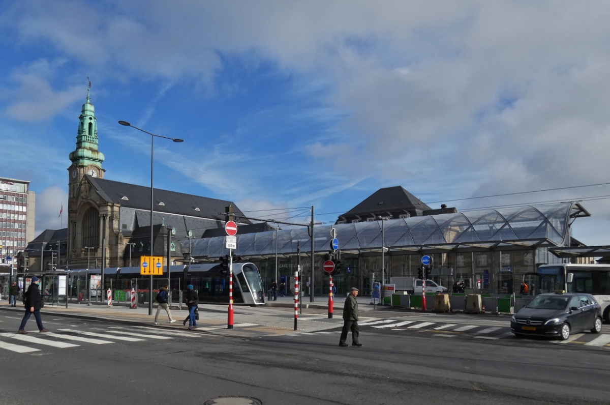 Vergleichsfotos. 1. Aktuelles Foto vom Bahnhofsgebäude mit Vorplatz der Luxemburg Stadt, aufgenommen am 04.02.2021.