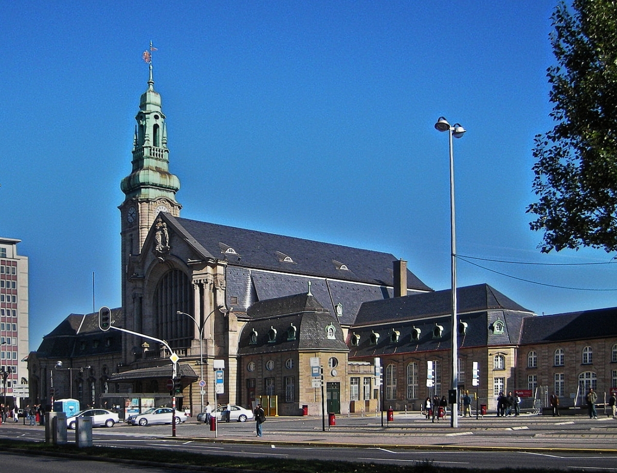 Vergleichsfotos. 2. Foto vom Bahnhofsgebäude mit Vorplatz der Luxemburg Stadt, aufgenommen am 14.10.2007.