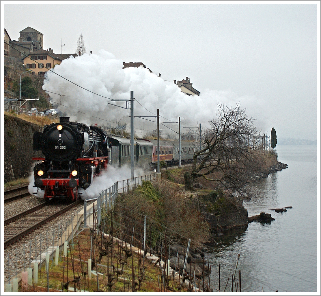 Version 2 (eng zugeschnitten):

Die  Pacific  01 202 mit den  Alpine Steam Express  bei St-Saphorin am 19. Jan. 2014. 

Aufnahme und Copyright Stefan Wohlfahrt
