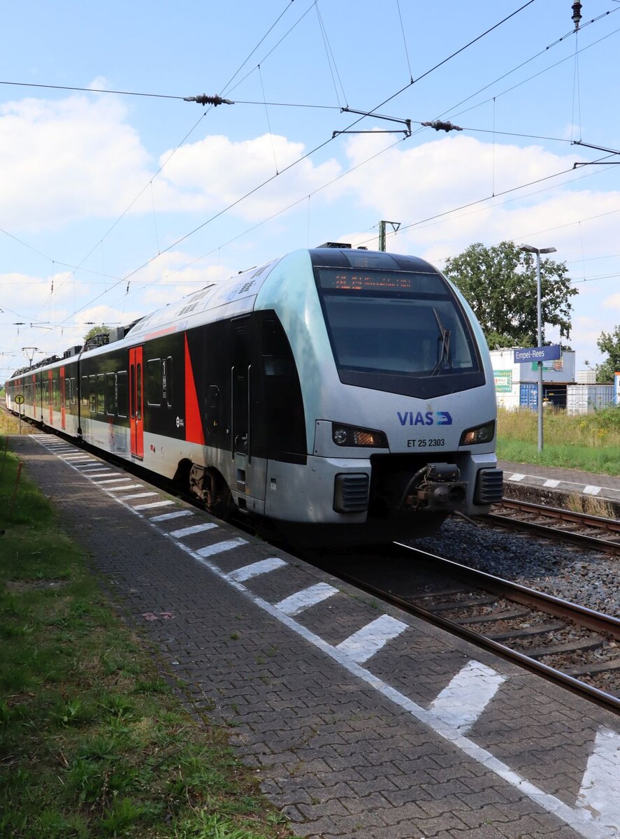 VIAS Triebzug ET 25 2303 Gleis 1 Bahnhof Empel-Rees 11-07-2024.

VIAS treinstel ET 25 2303 spoor 1 station Empel-Rees 11-07-2024.