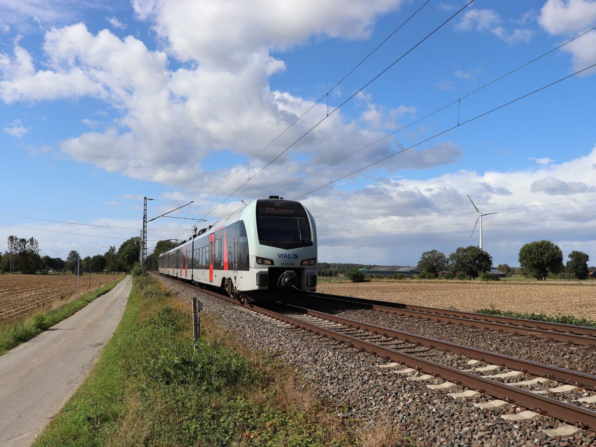 VIAS Triebzug ET 25 2304 Bahn�bergang Wasserstrasse, Hamminkeln 16-09-2022.

VIAS treinstel ET 25 2304 overweg Wasserstrasse, Hamminkeln 16-09-2022.