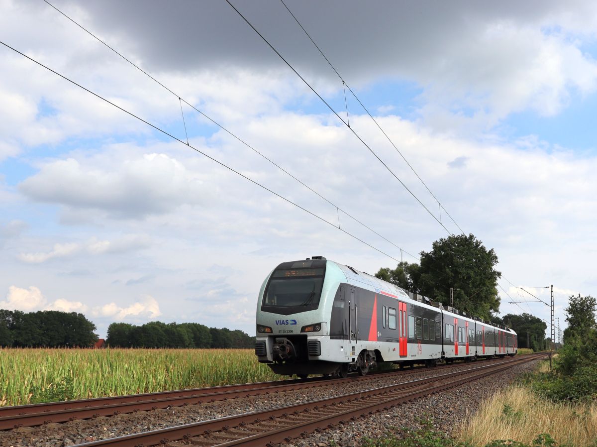 VIAS Triebzug ET 25 2306 bei Bahn�bergang Wasserstrasse, Hamminkeln 18-08-2022.


VIAS treinstel ET 25 2306 bij overweg Wasserstrasse, Hamminkeln 18-08-2022.