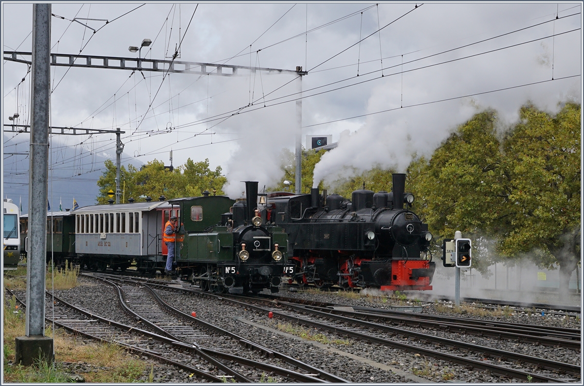 Viel Dampf in Vevey für den Riviera Belle Epoque Zug nach Chamby und - was ich zur Zeit der Aufnahme nicht wusste - einen weiteren Extrazug der B-C nach Chaulin für eine Gruppe. Die G 2x 2/2 105 und die G 3/3 5 rangieren im Gleisvorfeld von Vevey.

27. September 2020