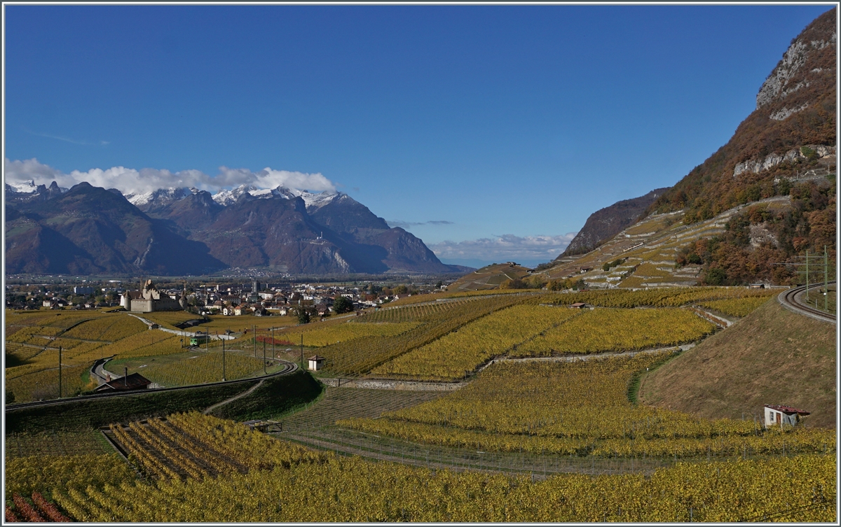 Viel Landschaft und etwas versteckt zwei Zge: Beim Schloss von Aigle ist TPC ASD BDe 4/4 402 als Regionalzug 435 von Plambuit nach Aigle unterwegs und im Hintergrund ist gerade noch der TPC AL BDeh 4/4 302 mit Bt 321 als Regionalzug 340 zwischen der Haltestelle Fontanney und Aigle Dpt A-L zu erkennen .

5. November 2021