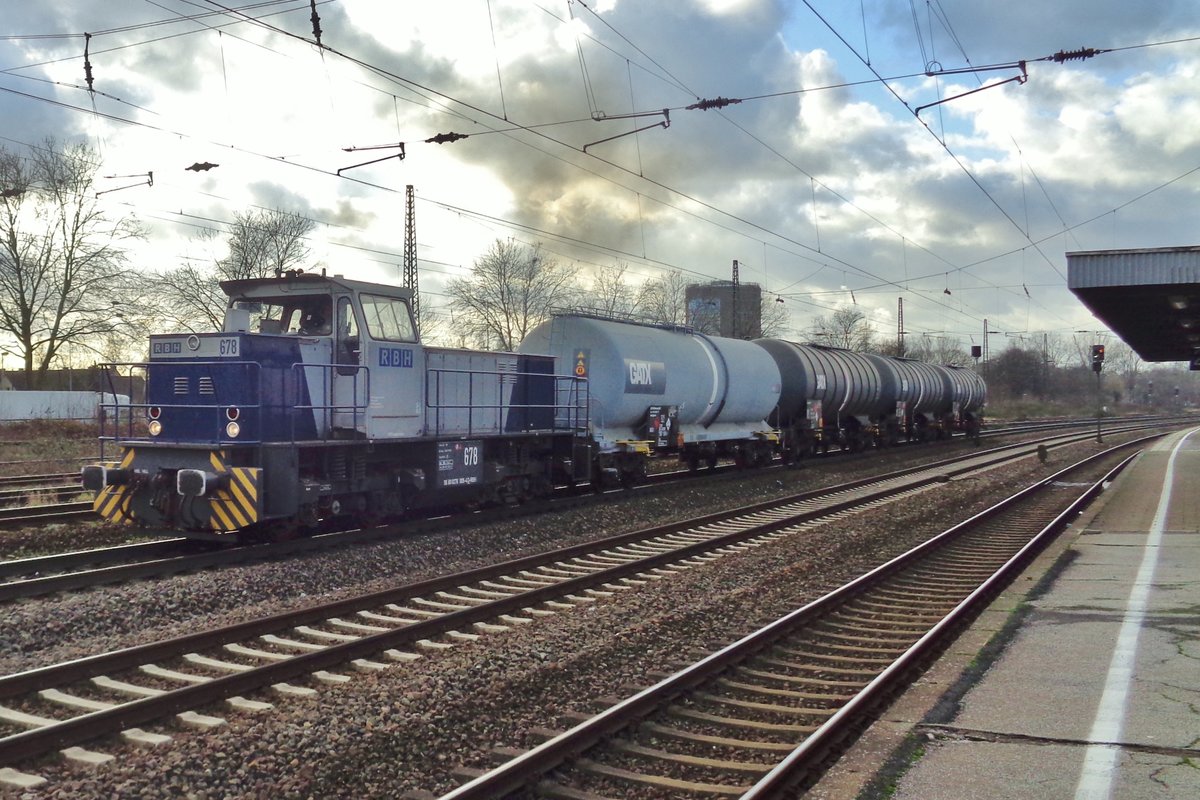 Vier Kesselwagenzug sind RBH 678 zugewiesen beim Vorbeifahrt in Oberhausen Osterfeld Sd am 28 Dezember 2017.