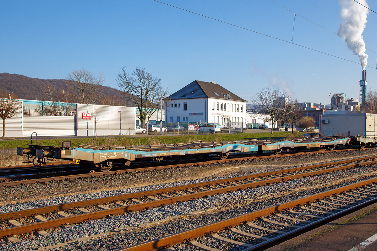 Vierachsige lange Flachwageneinheit mit abgesenktem Fuboden und Radvorlegern der TRANSWAGGON GmbH, der Gattung Laadkks (TWA 850 RV), UIC 27 80 4348 221-7 D-TWA, abgestellt am 20.01.2019 im Bahnhof Bad Hnningen. 

Diese Flachwageneinheiten werden verwendet fr den Transport von LKW-Sattelzugmaschinen, Traktoren etc.

TECHNISCHE DATEN:
Gattung: Laadkks (TWA 850 RV)
Spurweite: 1.435 mm
Anzahl der Achsen: 4
Lnge ber Puffer : 30.980 mm
Ladelnge : 29.740 mm
Ladebreite : 3.100 mm
Fubodenhhe ber SOK: 850 / 1.000 mm
Hchstgeschwindigkeit: 100 km/h / 120 km/h (leer)
Eigengewicht: 29.400 kg
Nutzlast: 42,6t ab Streckenklasse B
Achsabstnde: 9.000 mm / 6.480 mm / 9.000 mm
Verwendungsfhigkeit: RIV
Kleinster befahrb. Gleisbogenhalbmesser: 75 m