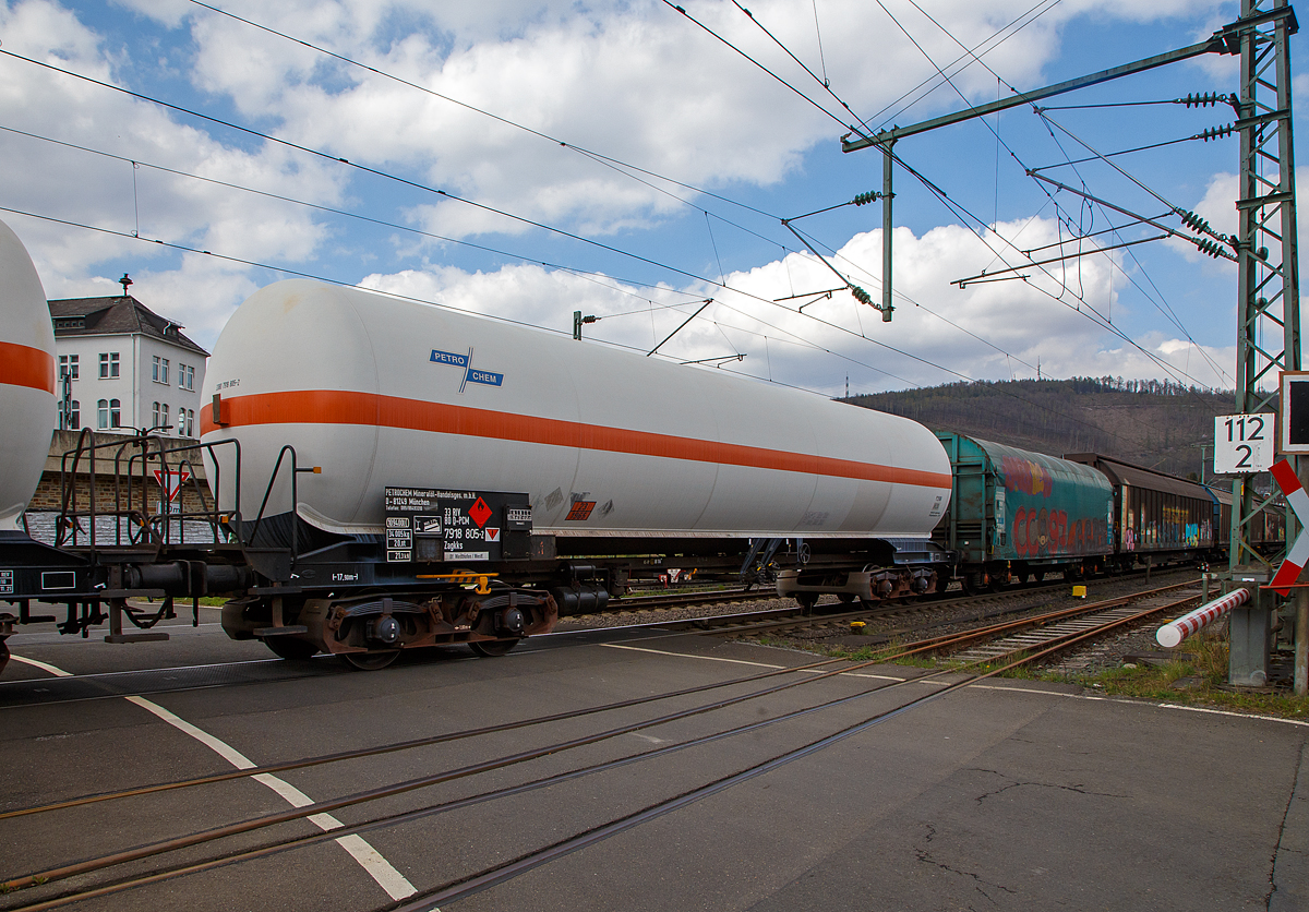 Vierachsiger 110 m-Drehgestell-Druckgaskesselwagen fr LPG, 33 80 7918 805-2 D-PCM, der Gattung Zagkks, PETROCHEM Minerall-Handelsgesellschaft m.b.H. (Mnchen) im Zugverbund am 14.04.2022 bei der Zugdurchfahrt in Niederschelden (Sieg), hier passiert er gerade den B 343 (Km 112,183) der Siegstrecke KBS 460).

Diese Wagen wurden bei Waggonbau Brninghaus in Schwerte gebaut.

Im allgemeinen Sprachgebrauch versteht man unter Flssiggas oft nur LPG (von engl. Liquified Petroleum Gas), das heit verflssigt kurzkettige Kohlenwasserstoffgase (Gemisch C), wie Propan, Isobutan, Butan o.., Gefahrgutkennzeichnung 23/1965. Diese Gase bleiben bei Raumtemperatur und geringer Kompression (< 10 bar) flssig.

TECHNISCHE DATEN (gem. Anschriften) :
Spurweite: 1.435 mm
Achsanzahl: 4 (in 2 Drehgestelle)
Lnge ber Puffer : 17.900 mm
Drehzapfenabstand: 12.000 mm
Achsabstand im Drehgestell: 1.800 mm
Laufraddurchmesser:  920  mm (neu)
Drehgestelle: DB Bauart 642
Hchstgeschwindigkeit: 100 km/h (beladen) / 120 km/h (leer)
Kleinster befahrbarer Gleisbogen: R 35 m
Eigengewicht: 34.005 kg
Nutzlast: 45,9 t (ab Streckenklasse C)
Gesamtvolumen: 109.400 Liter (109,4 m)
Bremse: KE-GP (LL)
Bremssohle: IB 116
Tankcode:  P29BH 
P =Tank fr verflssigte oder unter Druck gelste Gase
29 = Mindestberechnungsdruck 29 bar
B = Tank mit Bodenffnungen mit 3 Verschlssen fr das Befllen oder Entleeren 
H = luftdicht verschlossener Tank
Behlterwerkstoff: StE 460
Intern. Verwendungsfhigkeit: RIV