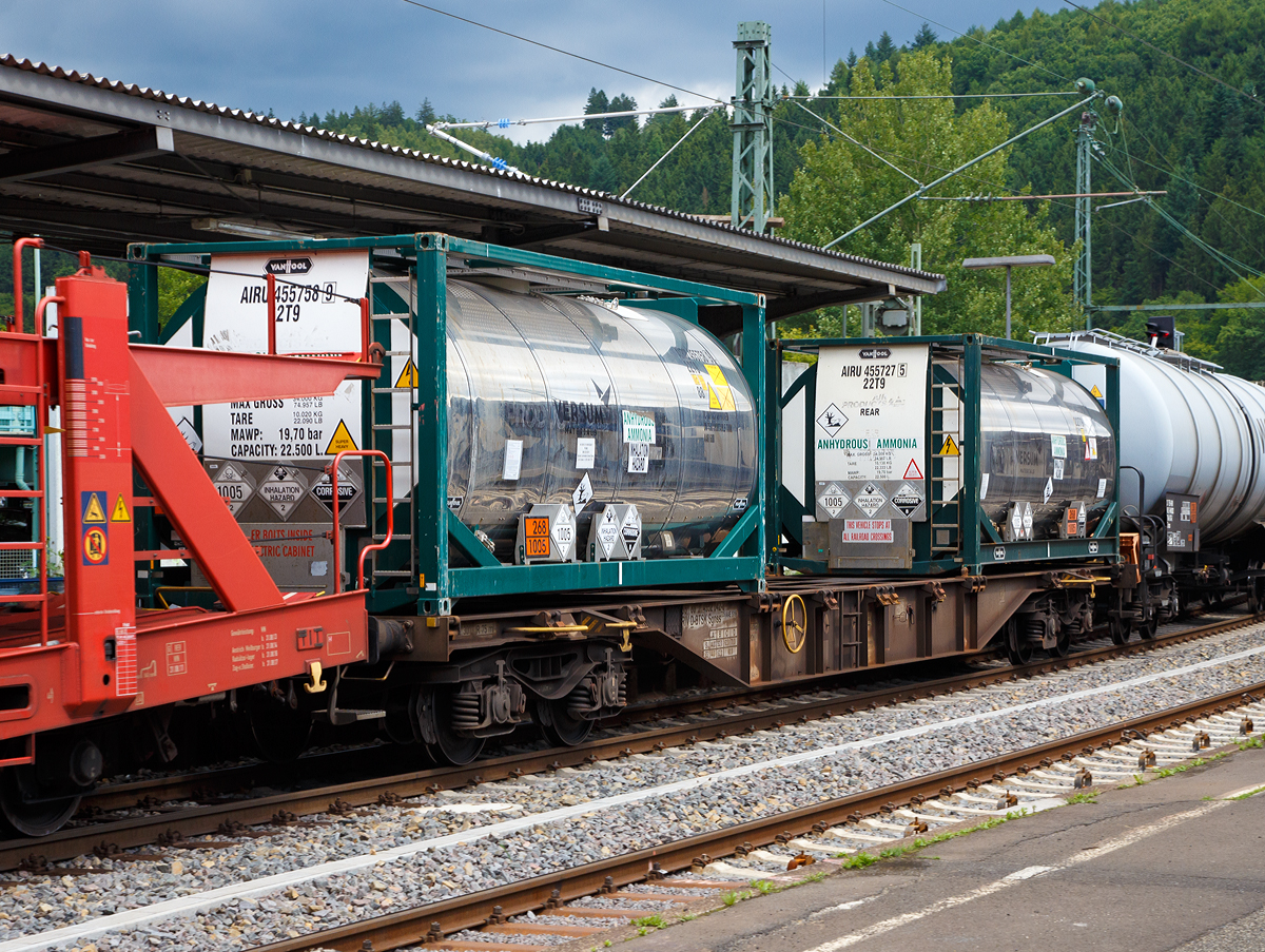 Vierachsiger Drehgestell-Containertragwagen 35 80 4552 042-8 D-BTSK, der Gattung Sgnss 735 (AAE S15), eingestellt und geleast von der DB Cargo AG, ex DB Intermodal Services GmbH, ex BTS Kombiwaggon, bei der Fahrt im Zugverbund am 15.07.2017 durch den Bahnhof Betzdorf/Sieg.  

Der Wagen ist beladen mit zwei 20-Fu-Tankcontainer mit je bis zu 22.500 Liter (34.000 kg) Wasserfreies Ammoniak (Gefahrgutkennzeichnung 268/1005).

Ab 2001 mietet DB Cargo bei der AAE (heute VTG AG) ber 800 neu beschaffte 60-Fu-Containertragwagen der Bauart Sgnss fr 22,5 Tonnen Radsatzlast an und bezeichnet sie als Sgnss 735. Die seidengrau (RAL 7044) lackierten Wagen sind fr eine Hchstgeschwindigkeit von 120 km/h geeignet und mit einer Feststellbremse ausgestattet.

Dabei handelt es sich um verschiedene AAE-Typen unterschiedlicher Hersteller, die teilweise direkt an die DB AG geliefert werden. Allen Wagen gemeinsam ist die Konstruktion des Untergestells mit seinen auen liegenden Langtrgern, 28 klappbare Containerzapfen, Drehgestelle der Bauart Y25 Lssd und eine automatische Lastabbremsung. Je nach Baulos gibt es Unterschiede in der Lnge ber Puffer (19,64 m/19,74 m) und der Ladelnge (18,4 m/18,5 m).

TECHNISCHE DATEN (AAE-Typ S15):
Spurweite: 1.435 mm
Achsanzahl: 4 (in 2 Drehgestelle)
Lnge ber Puffer: 19.640 mm
Ladelnge: 18.400 mm
Ladebreite: 2.259 mm 
Drehzapfenabstand: 14.200 mm
Achsabstand im Drehgestell: 1.800 mm
Laufraddurchmesser (neu): 920 mm
Drehgestell: Y25 Lssd
Durchschnittliches Eigengewicht: 19.700 kg
Max. Zuladung: S - 70 t / SS – 60 t (Streckenklasse D)
Zul. Radsatzlast: 22,5 t
Hchstgeschwindigkeit: 100 km/h (S) / 120 km/h (SS)
Verwendungsfhigkeit: RIV
Kleister befahrbarer Gleisbogen: R = 75 m
