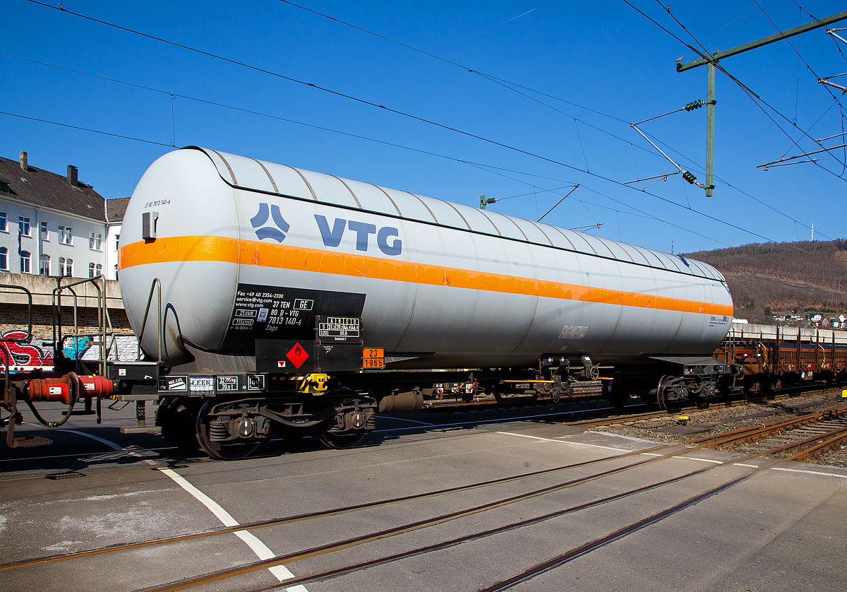 Vierachsiger Drehgestell-Druckgaskesselwagen für LPG, 37 80 7813 140-6 D-VTG, der Gattung Zags der VTG AG, Hamburg (VTG-Wagen-Typ G25.113D), im Zugverbund am 24.03.2021 bei der Zugdurchfahrt in Niederschelden (Sieg), hier passiert er gerade den Bü 343 (Km 112,183 der Siegstrecke KBS 460).

Im allgemeinen Sprachgebrauch versteht man unter Flüssiggas oft nur LPG (von engl. Liquified Petroleum Gas), das heißt verflüssigt kurzkettige Kohlenwasserstoffgase (Gemisch C), wie Propan, Isobutan, Butan o.ä., Gefahrgutkennzeichnung 23/1965. Diese Gase bleiben bei Raumtemperatur und geringer Kompression (< 10 bar) flüssig.

TECHNISCHE DATEN (gem. Anschriften) :
Spurweite: 1.435 mm
Achsanzahl: 4 (in 2 Drehgestelle)
Länge über Puffer : 18.000 mm
Drehzapfenabstand: 12.100 mm
Achsabstand im Drehgestell: 1.800 mm
Laufraddurchmesser:  920  mm (neu)
Höchstgeschwindigkeit: 100 km/h (beladen) / 120 km/h (leer)
Kleinster befahrbarer Gleisbogen: R 35 m
Eigengewicht: 32.795 kg
Nutzlast: 46,9 t (ab Streckenklasse D)
Gesamtvolumen: 111.640 Liter
Bremse: KE-GP (K)
Bremssohle: Cosid 810
Tankcode:  P25BH  mit Sondervorschriften TE 22 und TE 25 
P =Tank für verflüssigte oder unter Druck gelöste Gase
25 = Mindestberechnungsdruck 25 bar
B = Tank mit Bodenöffnungen mit 3 Verschlüssen für das Befüllen oder Entleeren 
H = luftdicht verschlossener Tank
Betriebsdruck: max. 19,23  bar
Berechnungstemperatur: -40°C/+50°C
Wärmeisolierung: Sonnenschutzdach
Intern. Verwendungsfähigkeit: TEN - GE