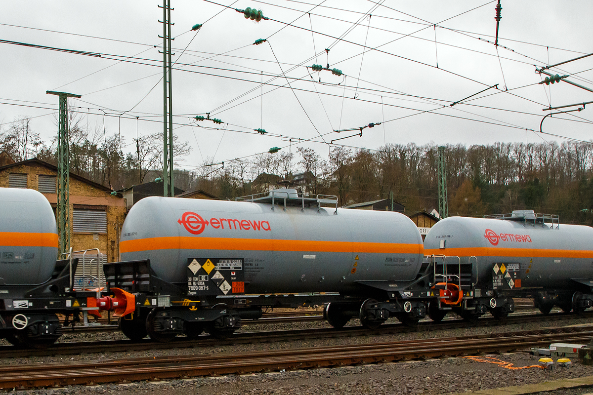 Vierachsiger Drehgestell-Druckgaskesselwagen der Gattung Zagns, 33 84 7809 075-5 NL-ERSA, der Ermewa Holding SA, mit dem Ladegut Chlor (Gefahrgutnummer 265/1017) am 05.01.2022 im Zugverband, hinter der ITL 285 108-7. bei der Durchfahrt in Betzdorf (Sieg) in Richtung Kln. 

Die Gefahrnummer 265 zeigt an - giftiges Gas, brandfrdernd.
Die vierstellige UN-Nummern gibt den Stoff an – Chlor.

Als Sicherheitseinrichtungen besitzen diese Wagen Crashpuffer mit berpufferungsschutz System.