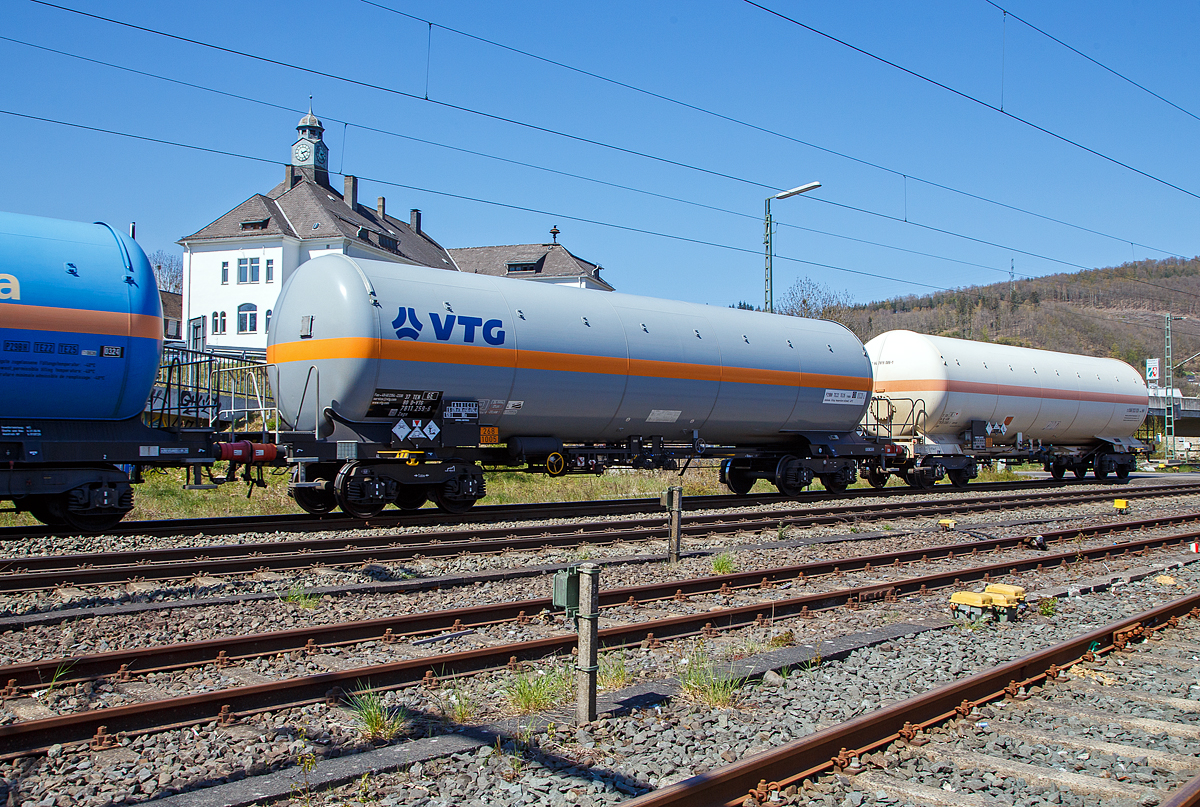 Vierachsiger Drehgestell-Druckgaskesselwagen der Gattung Zags, 33 80 7811 259-6 D-VTG, der VTG AG (VTG Wagen-Typ G86.102D) am 27.04.2021 im Zugverband bei einer Zugdurchfahrt in Niederschelden (Sieg) in Richtung Kln. Ladegut ist laut Gefahrstofftafel (268/1005) mit Ammoniak.

TECHNISCHE DATEN (gem. Anschriften) :
Spurweite: 1.435 mm
Achsanzahl: 4 (in 2 Drehgestelle)
Lnge ber Puffer : 17.390 mm
Drehzapfenabstand: 11.490 mm
Achsabstand im Drehgestell: 1.800 mm
Hchstgeschwindigkeit: 100 km/h (beladen) / 120 km/h (leer)
Eigengewicht: 35.350 kg
Nutzlast: 54,6 t (bei Streckenklasse D)
Gesamtvolumen: 103.313 Liter
Intern. Verwendungsfhigkeit: TEN-GE
Bauart der Bremse: KE – GP 
Kleinster befahrbarer Gleisbogen: R 35 m
Bremssohle: K-Sohle

Als Sicherheitseinrichtungen besitzen diese Wagen Crashpuffer.

Tankcode:  P29BH / Sondervorschrift TE 22 und TE 25 (berpufferungsschutz und Tankschutzschild)
P =Tank fr verflssigte oder unter Druck gelste Gase
29 = Mindestberechnungsdruck 29 bar
B = Tank mit Bodenffnungen mit 3 Verschlssen fr das Befllen oder Entleeren 
H = luftdicht verschlossener Tank
