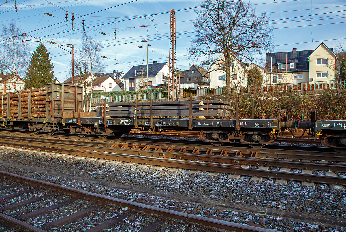 Vierachsiger Drehgestell-Flachwagen mit Drehrungen und Stirnwandklappen, 31 80 3961 476-9 D-DB, Gattung Rmms 664, der DB Cargo AG, beladen mit Stahlknppel (Vierkantstangen), am 22.12.2021 im Zugverband bei einer Zugdurchfahrt in Kreuztal.

Der Wagen ist fr den Transport von Walzwerkerzeugnissen Straenfahrzeugen einschl. Kettenfahrzeugen, Erzeugnissen der Bauindustrie, usw. geeignet. Die an den Stirnseiten angeordneten berfahrklappen gestatten abgeklappt das Durchfahren von Gleisbgen mit mindestens 150 m Halbmesser. Die berfahrklappen liegen im abgeklappten Zustand auf 4 Konsolen auf. In senkrechter Stellung werden sie durch je 2 am Kopfstck angeordneten Fallrungen gehalten. Je Wagenlngsseite sind 6 absenkbare Drehrungen vorhanden. Der Fuboden besteht aus Kiefernbohlen mit den Abmessungen 70 x 180 mm. Er kann eine Radlast von 5,0 t aufnehmen. Im Fuboden sind 6 geteilte, klappbare Ladeschwellen eingebaut. Die Wagen sind mit einer vom Boden aus bedienbaren Feststellbremse ausgerstet. Die Wagen haben eine Klotzbremse mit stufenlos, selbstttiger Lastabbremsung.

TECHNISCHE DATEN:
Spurweite: 1.435 mm (Normalspur)
Gattung/Bauart: Rmms 664
Erstes Baujahr: 1968
Anzahl der Achsen: 4 in 2 Drehgestellen
Lnge ber Puffer: 14.040 mm
Drehzapfenabstand: 9.000 mm
Achsabstand im Drehgestell: 1.800 mm
Ladelnge: 12.644 mm
Ladebreite: 2.904 mm 
Ladeflche: 36,0 m
Fubodenhhe ber SO: 1.235 mm
Hchstgeschwindigkeit: 100 km/h (beladen) / 120 km/h (leer)
Eigengewicht: 21.500 kg
Maximale Ladegewicht: 59 t (ab Streckenklasse C)
Laufraddurchmesser (neu): 920 mm
Kleinster bef. Gleisbogenradius: 35 m
Bauart der Bremse: KE-GP-A  max. 56 t (LL)
Handbremse: Fbr (wirkt auf beide Drehgestelle)
Internationale Verwendungsfhigkeit: RIV