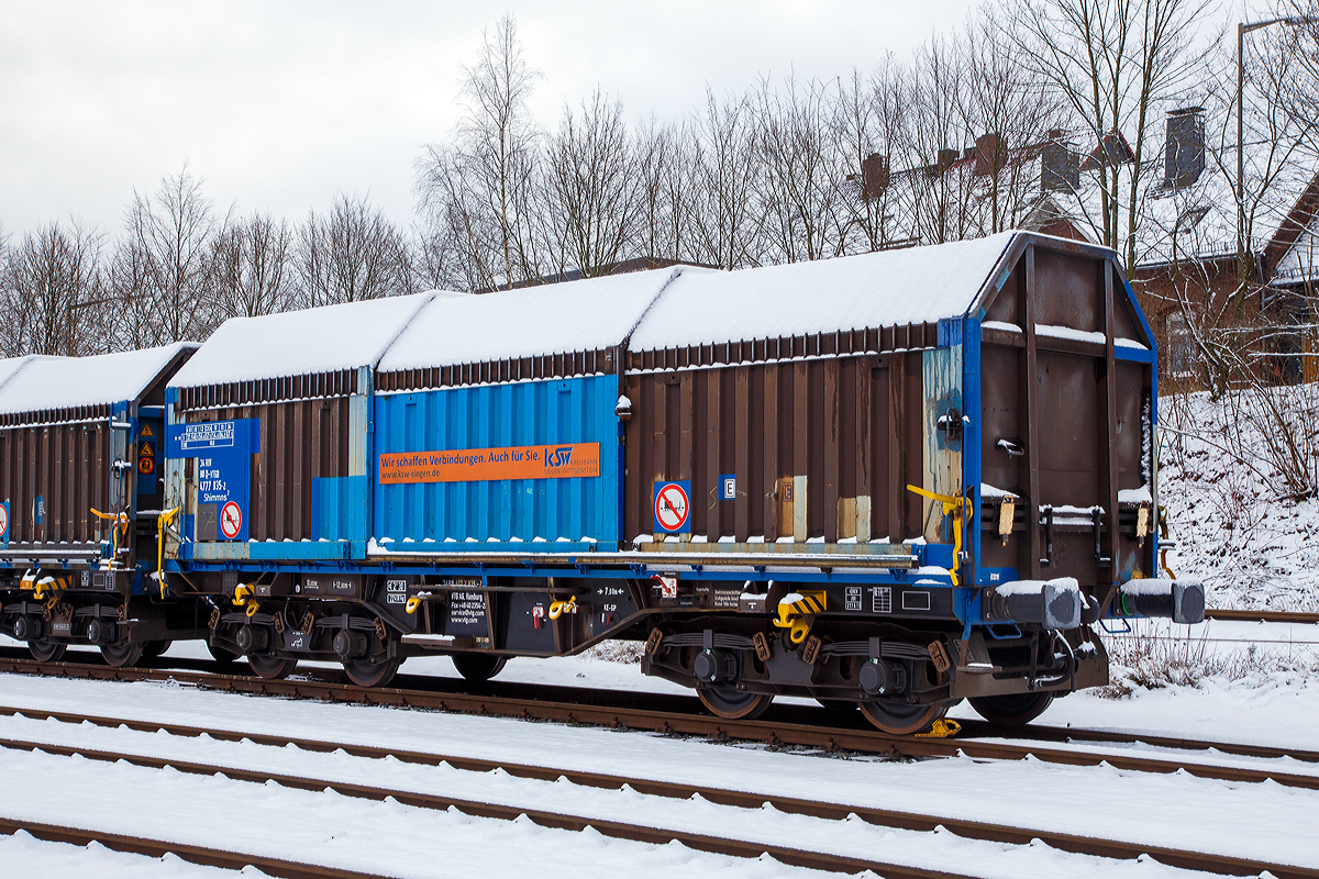 Vierachsiger Drehgestell-Flachwagen mit Teleskophauben für Coiltransporte der Gattung Shimmns², 34 80 3777 035-2 D-VTGD, ein an die KSW- Kreisbahn Siegen-Wittgenstein vermieteter Wagen der VTG AG, abgestellt am 17.01.2016 auf dem Betriebsbereich Freien Grunder Eisenbahn der KSW in Herdorf. 

Die Ausstattung mit fünf Lademulden sowie Teleskophauben optimieren die Beförderung witterungsempfindlicher Blechrollen (Coils). Die Hauben können jeweils soweit zusammen geschoben werden, dass zum Be- und Entladen die Ladefläche zu zwei Drittel freigelegt ist.

Der Wagen besitzt feste Stirnwände, 5 fest im Untergestell eingebaute Lademulden und drei teleskopartig angeordnete Hauben. Das Untergestell und die festen Stirnwände, die als Abkantrahmenkonstruktion mit Blechbekleidung und hutförmigen Verstärkungsprofilen ausgeführt sind, sowie die fest auf den Außenlangträgern angeordneten drei Laufschienen je Wagenseite bilden den als Schweißkonstruktion ausgeführten Wagenkasten. Das Untergestell mit seinen beiden kräftigen Außenlangträgern besteht aus Walz- und Abkantprofilen. Die Untergestellenden bestehen aus den Hauptquerträgern, den AK-Trägern und den Kopfstücken.
Die sattelförmig angeordneten, jeweils mit den Außenlangträgern verschweißten Querträger bilden zusammen mit 6 mm dicken Muldenblechen die Lademulden. Die teleskopartig ineinander verschiebbaren Stahlhauben bestehen aus einer Hohlprofil-Rah-menkonstruktion und einer mit Sicken versehenen Beblechung. Die Abdichtung der Hauben untereinander und zu den Stirnwänden hin erfolgt über labyrinthartig ausgeführten Umrandungsprofilen. Die Endhauben verriegeln in geschlossener Stellung automatisch. Das Entriegeln der Hauben ist sowohl vom Erdboden wie auch von der Rampe möglich. Die beidseitig an jeder Stirnwand angeordneten Verriegelungseinrichtungen sind durch Wellen miteinander verbunden. Hierdurch ist das Entriegeln von nur einer Wagenseite aus möglich. Jede Haube läuft auf 4 jeweils und mit Abhebesicherungen versehenen Laufwagen mit nadelgelagerten Doppelrollen.

Die Wagen der Bauart Shimmns mit 10 verstellbaren Festlegearmen ausgerüstet, die in fest auf den Muldenkappen angeordneten kammartig ausgeführten Halterungen gelagert sind. Die Festlegearme und ihre Anordnung ergeben einen wirksamen Schutz gegen unzulässiges seitliches Verschieben der Coils.Um unzulässige Radlastabweichungen auszuschließen, ist eine möglichst mittige Verladung der Coils erforderlich. Ein durch alle Mulden in Wagenmitte verlaufender weißer Farbstreifen dient hierzu als Orientierungshilfe. Im Wageninneren sind auf Piktogrammen Beladehinweise und -schemen angebracht.


TECHNISCHE DATEN:
Spurweite: 1.435 mm
Länge über Puffer: 12.040 mm
Ladelänge: 10.800 mm
Drehzapfenabstand: 7.000 mm
Achsabstand im Drehgestell: 1.800 mm
Laufraddurchmesser: 920 mm (neu)
Ladebreite in den Mulden: 2.400 mm
Laderaum: für 5 Coils
Höchstgeschwindigkeit: 100 km/h (beladen) / 120 km (leer)
Maximales Ladegewicht: 67,5 (ab Streckenklasse D4)
Eigengewicht: 22.450 kg
Bremse: KE-GP
Kleinster bef. Gleisbogenradius: 35 m
Intern. Verwendungsfähigkeit: RIV