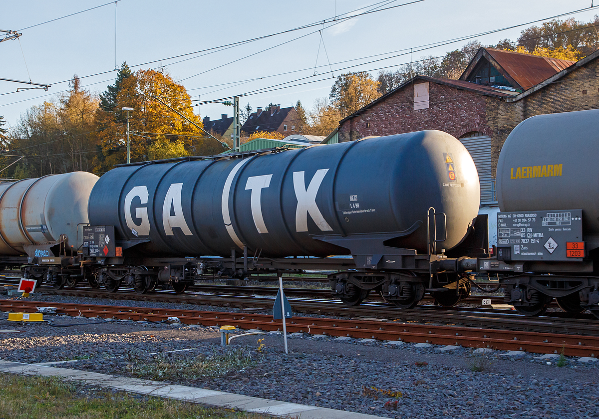 Vierachsiger Drehgestell-Kesselwagen 33 80 7837 320-0 D-GATXA der Gattung Zans der GATX Rail Austria GmbH (registriert in Deutschland), Zugverband am 09.11.2021 bei der Zugdurchfahrt in Betzdorf (Sieg),

Die Gefahrgutkennzeichnung 33/1203 zeigt an es handelt sich um Benzin bzw. Ottokraftstoff.

TECHNISCHE DATEN (gem. Anschriften) :
Gattung: Zans,  GATX Typ 1695
Spurweite: 1.435 mm
Achsanzahl: 4 (in 2 Drehgestelle)
Länge über Puffer: 17.000 mm
Drehzapfenabstand: 11.460 mm
Achsabstand im Drehgestell: 1.800 mm
Laufraddurchmesser:  920  mm (neu) 
Eigengewicht: ca. 23.700 kg
Tankinhalt: 95.070 l 
Max. Ladegewicht: 66,3t (Streckenklasse D)
Höchstgeschwindigkeit: 100 km/h (beladen) / 120 km/h (leer)
Bremse: MH-GP (K)
Bremssohle: Cosid 810
Intern. Verwendungsfähigkeit:  TEN-GE
Prüfdruck: 4,0 bar
Max. Betriebsdruck: 3,0 bar
Tankcode: L 4 BH
L= Tank für Stoffe in flüssigem Zustand (flüssige Stoffe oder feste Stoffe, die in geschmolzenem Zustand zur Beförderung aufgegeben werden)
4= zutreffender Mindestprüfdruck in bar
B = Tank mit Bodenöffnungen mit 3 Verschlüssen für das Befüllen oder Entleeren 
H = luftdicht verschlossener Tank
