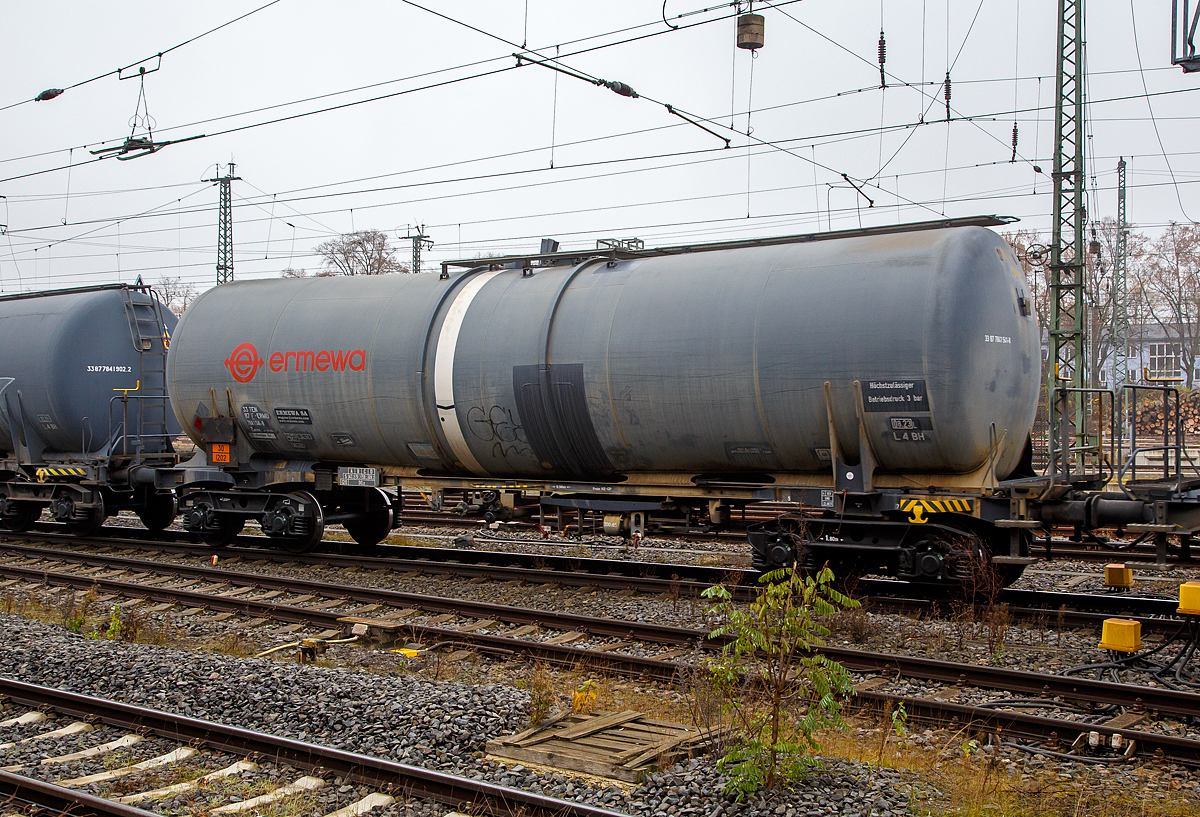 Vierachsiger Drehgestell-Kesselwagen 33 87 7841 541-8 der Gattung Zacns, der Vermietungsfirma ERMEWA SAS (in Frankreich registriert, jedoch in Maschen Rbf beheimatet) bei einer Zugdurchfahrt am 12.11.2021 im Bahnhof Gießen im Zugverband.

Die Gefahrgutkennzeichnung 30/1202 zeigt an es handelt sich um Dieselkraftstoff beziehungsweise leichtes Heizöl.

TECHNISCHE DATEN (gem. Anschriften) :
Spurweite: 1.435 mm
Achsanzahl: 4 (in 2 Drehgestelle)
Länge über Puffer: 15.200 mm
Drehzapfenabstand: 9.960 mm
Achsabstand im Drehgestell: 1.800 mm
Eigengewicht: ca. 20.780 kg
Tankinhalt: 88.000 l 
Max. Ladegewicht: 69,2 t (Streckenklasse D)
Höchstgeschwindigkeit: 100 km/h (beladen) / 120 km/h (leer)
Bremse: Frein KE-GP 
Intern. Verwendungsfähigkeit:  TEN
Prüfdruck: 4,0 bar
Max. Betriebsdruck: 3,0 bar
Tankcode: L 4 BH
L= Tank für Stoffe in flüssigem Zustand (flüssige Stoffe oder feste Stoffe, die in geschmolzenem Zustand zur Beförderung aufgegeben werden)
4= zutreffender Mindestprüfdruck in bar
B = Tank mit Bodenöffnungen mit 3 Verschlüssen für das Befüllen oder Entleeren 
H = luftdicht verschlossener Tank
