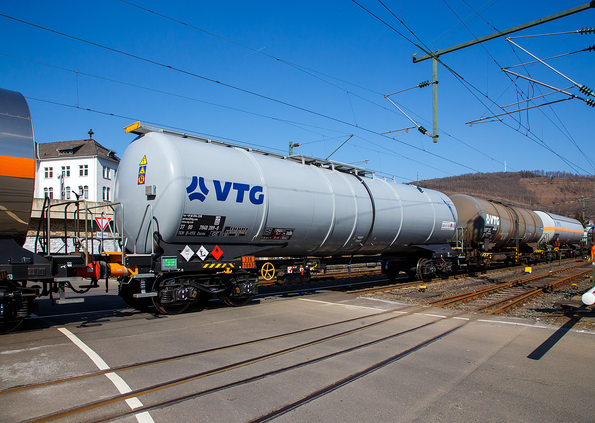 Vierachsiger Drehgestell-Kesselwagen 37 80 7840 289-9 D-VTG, der Gattung Zacns, der VTG AG /Hamburg), VTG-Wagen-Typ C25.091D, im Zugverbund am 24.03.2021 bei der Zugdurchfahrt in Niederschelden (Sieg), hier passiert er gerade den Bü 343 (Km 112,183 der Siegstrecke KBS 460).
 
Die Gefahrgutkennzeichnung 336/1093 zeigt an es handelt sich um Acrylnitril, dieser wird in einer katalytisch gesteuerten Umsetzung von Propen mit Ammoniak und reinem Sauerstoff hergestellt. Es dient als Ausgangsstoff für die Herstellung von Acrylsäure und Acrylamid. Außerdem ist Acrylnitril eine Komponente für Klebstoffe, Emulgatoren und Lösungsmitteln. 

TECHNISCHE DATEN (gem. Anschriften) :
Spurweite: 1.435 mm
Achsanzahl: 4 (in 2 Drehgestelle)
Länge über Puffer: 16.720 mm
Drehzapfenabstand: 11.660 mm
Achsabstand im Drehgestell: 1.800 mm
Laufraddurchmesser:  920  mm (neu) 
Eigengewicht: ca. 22.940 kg
Tankinhalt: 90.680 l 
Max. Ladegewicht: 67,0 t (Streckenklasse D)
Höchstgeschwindigkeit: 100 km/h (beladen) / 120 km/h (leer)
Bremse: KE-GP
Bremssohle: Cosid 810
Tankcode: L10DH und Sondervorschriften TE 21 und TE 22
L= Tank für Stoffe in flüssigem Zustand (flüssige Stoffe oder feste Stoffe, die in geschmolzenem Zustand zur Beförderung aufgegeben werden)
10= zutreffender Mindestprüfdruck in bar
D= Tank mit obenliegenden Öffnungen ohne Öffnungen unterhalb des Flüssigkeitsspiegels
H = luftdicht verschlossener Tank
Max. Betriebsdruck: 3,0 bar
Verwendungsfähigkeit: TEN – GE
