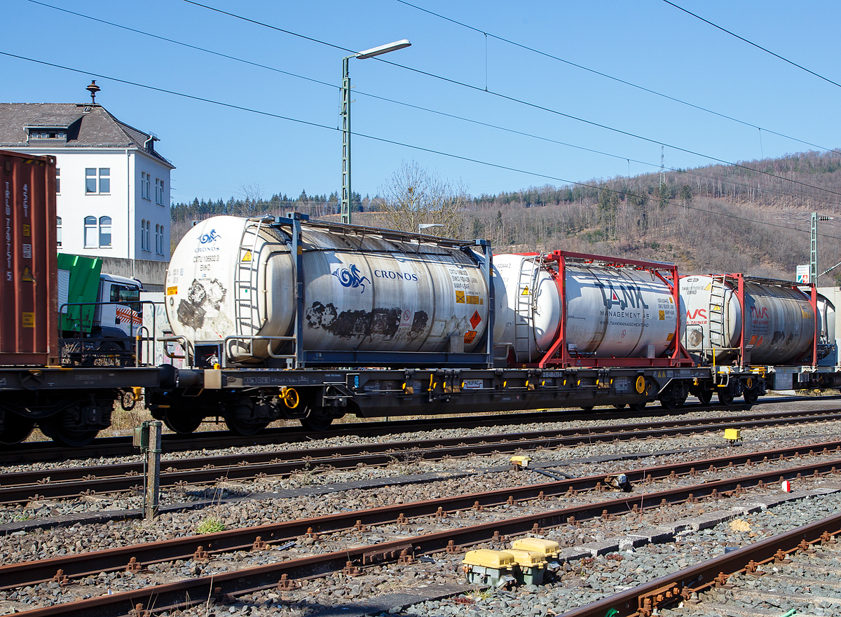 Vierachsiger Drehgestell-Taschenwagen T 4 für den Transport von Sattelaufliegern 33 85 4506 213-9 CH-HUPAC der Gattung Sdgnss (T 4.0) der Hupac Intermodal SA, am 24.03.2021 im Zugverband bei der Zugdurchfahrt in Niederschelden.

Der von der Hupac AG eigenentwickelte T4.0 hat nun eine Ladelänge von 18.280 mm, die heute auch bei einteiligen 60'-Containertragwagen üblich ist.

TECHNISCHE DATEN:
Spurweite: 1.435 mm
Länge über Puffer: 19.740 mm
Drehzapfenabstand: 14.200 mm
Achsabstand im Drehgestellen: 1.800 mm
Ladelänge: 18.280 mm
Eigengewicht: 22.500 kg 
Max. Zuladung bei Lastgrenze S: 67,5 t (ab Streckenklasse D)
Max. Zuladung bei Lastgrenze SS: 57,5 t (ab Streckenklasse B)
Max. Geschwindigkeit: 100 km/h / bei Lastgrenze SS und leer 120 km/h
Kleinster befahrbarer Gleisbogen: R 75 m
Feststellbremse: Ja 
Intern. Verwendungsfähigkeit: RIV
