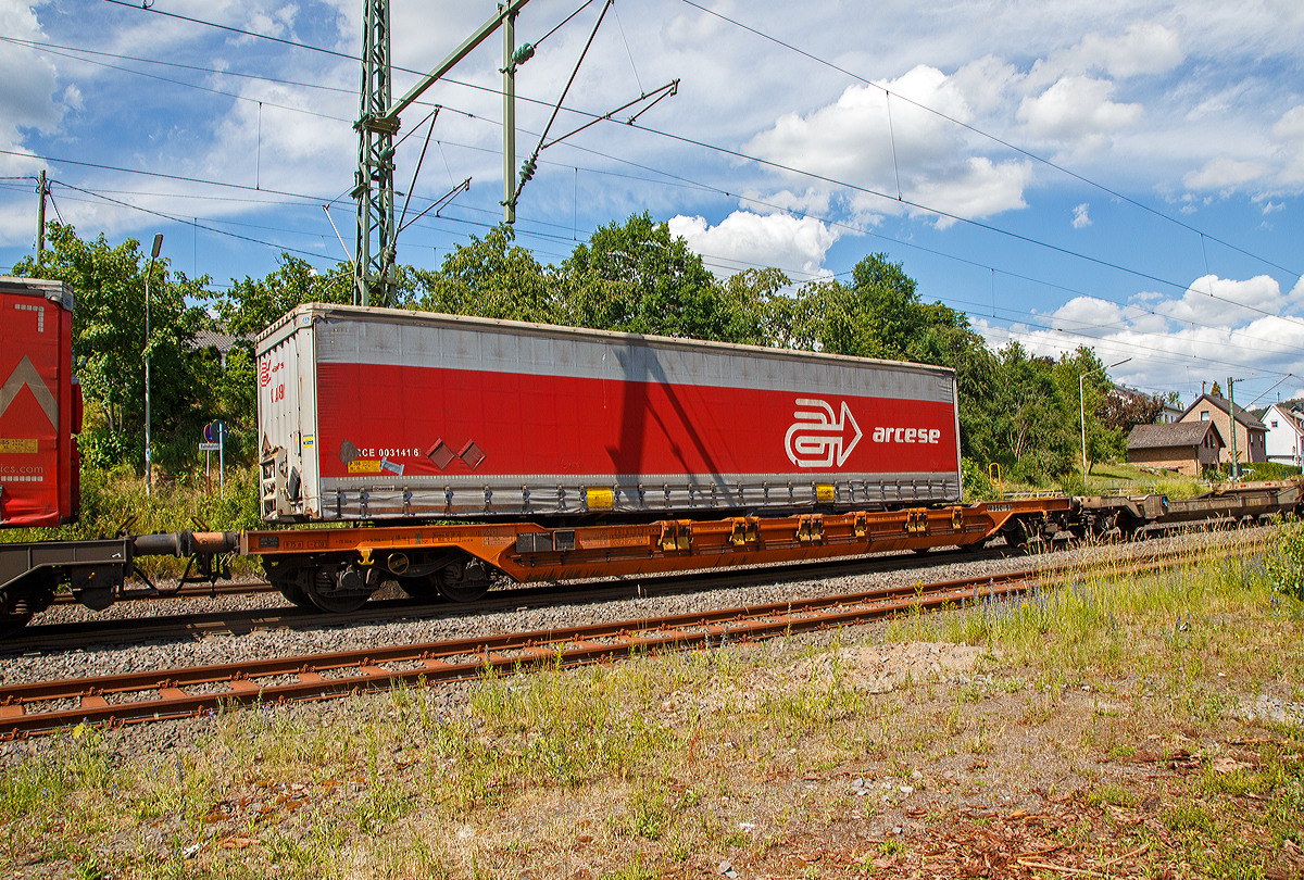 Vierachsiger Drehgestell-Taschenwagen T 4.2 (Intermodalwagen) der Gattung Sdgnss, 33 85 4526 555-9 CH-WASCO, der WASCOSA AG, fr den Transport von Sattelaufliegern, Grocontainer und Wechselbehlter in verschiedenen Lngen (20’ bis 45’) am 12.06.2020 im Zugverband bei einer Zugdurchfahrt in Mudersbach (Sieg).

Gebaut wurde der Wagen von Josef Meyer Rheinfelden (CH).

TECHNISCHE DATEN:
Spurweite: 1.435 mm
Lnge ber Puffer:20.000 mm
Drehzapfenabstand: 14.200 mm
Achsabstand im Drehgestellen: 1.800 mm
Drehgestelle: Y25 Lssi-K-9 / Y25 Lssif-K-9 (mit Handbremse)
Radstze: DB 004 SA ( 920 mm)
Ladelnge: 18.400mm
Eigengewicht: 20.200 kg 
Max. Zuladung bei Lastgrenze S: 69,8 t (ab Streckenklasse D)
Max. Zuladung bei Lastgrenze SS: 59,8 t (ab Streckenklasse C)
Max. Gewicht eines Sattelanhngers: 40 t
Max. Geschwindigkeit: 100 km/h / bei Lastgrenze SS und leer 120 km/h
Kleinster befahrbarer Gleisbogen: R 75 m
Bremse:  KE-GP-A 9 (K) max. 72 t
Bremssohle: Jurid 835 M
Feststellbremse: Ja (an einem Drehgestell)
Intern. Verwendungsfhigkeit: RIV
