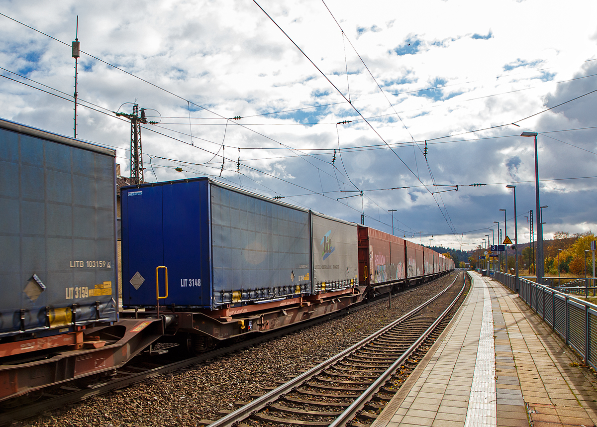 Vierachsiger Drehgestell-Tragwagen für Großcontainer (High-Cube-Container) und Jumbo-Wechselbehälter, der Gattung Sgkkms 698 (81 80 4522 153-3 D-DB) am 26.10.2021 im Zugverband bei einer Zugdurchfahrt im Bahnhof Amstetten in Richtung Ulm.

Speziell für die Beförderung von Jumbo-Wechselbehältern bestellt DB Cargo bei Graaf 200 Sgkkms 698 Wagen. Die ab 1997 gefertigten Tragwagen haben eine auf 845 mm über Schienenoberkante abgesenkte Ladefläche zur Aufnahme der 3,18 m hohen Jumbo-Wechselbehälter. Auch bei eingeschränktem Streckenprofil im internationalen Verkehr sind freizügige Transporte mit bis zu 46 Tonnen Nutzlast möglich. 

Bei dem Tragwagen handelt es sich zum größten Teil um einen Neubau, nur die Drehgestelle stammen teilweise aus ausgemusterten Sdgkms 707 Wagen. Das Untergestell ist eine Schweißkonstruktion, vorwiegend aus Stahl der Güte St 52-3. Das Untergestell besteht aus zwei Vorbauten, die über zwei geschweißte Langträger miteinander verbunden sind. Die Querverbindung zwischen den Langträgern besteht aus abgekanteten U-Profilen. Die Vorbauten bestehen aus dem Kopfstück, Vorbaulang- und -querträger, den Gleitstückträgern sowie dem Drehpfannenträger. Die Wagen sind für eine maximale Radsatzlast 16 t ausgelegt.

Der Einsatz erfolgt überwiegend im Automobil-Zulieferverkehr, mit folgenden Beladungsmöglichkeiten: ein oder zwei Wechselbehälter bis zu einer Länge von 7,82 Meter, ein Wechselbehälter mit einer Länge von 13,6 Meter, ein oder zwei 20-Fuß-Container, ein 30-Fuß-Container oder ein 40-Fuß-Container. Auf den Außenlangträgern des Wagens befinden sich für jede vorgesehene Ladeposition feste und klappbare Aufsetzzapfen zum Festlegen der Ladeeinheiten in verschiedenen Kombinationen.

Für den Wagen besteht die Vorschrift „Nicht Abstoßen und nicht Auflaufen lassen“!

TECHNISCHE DATEN:
Spurweite: 1.435 mm
Länge über Puffer: 19.130 mm
Drehzapfenabstand: 13.490 mm
Achsabstand in den Drehgestellen: 1.800 mm
Ladelänge: 15.890 mm
Ladebreite: 2.600 mm 
Höhe der Ladeebene über S.O.: 845 mm
Durchschnittliches Eigengewicht: 18.000 kg
Max. Zuladung: 46 t (ab Streckenklasse A)
Max. Geschwindigkeit: 100 km/h (beladen) / 120 km/h (leer)
Kleinster befahrbarer Gleisbogen: R 75 m 
Bremse: KE-GP-A
Bremssohle: Jurid 838
Feststellbremse: teilweise
Verwendungsfähigkeit: TEN GE