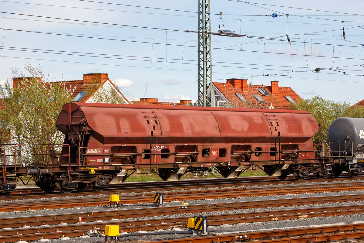 Vierachsiger gedeckter Drehgestell-Schttgutwagen mit dosierbarer Schwerkraftentladung, 31 80 0834 255-8 D-DB, der Gattung Tads 960.1 der DB Cargo am 14.04.2018 im Zugverband bei der Durchfahrt im Bahnhof Friedberg (Hessen).

Diese Wagen sind hervorragend geeignet fr den Transport von witterungsempfindlichen Schttgtern, wie z.B. Quarzsand. Sie besitzen eine gleisseitige, dosierbare Entladeeinrichtung. Ein Innenanstrich erhht bei den meisten der Fahrzeuge den Gebrauchswert, insbesondere durch den Schutz vor Verunreinigungen, Mglichkeiten des Transportes von Lebensmitteln, gnstigeres Entladeverhalten (Rutschverhalten) bei schwer flieenden Gtern sowie durch verbesserten Korrosionsschutz bei aggressiven Ladegtern. 

Die Wagen der Bauart Tads 960 sind durch Umzeichnung aus der Bauart Tadgs 959 hervorgegangen. Er eignet sich wegen seiner besonderen Schieberabdichtung fr den Transport von feinkrnigen, nsseempfindlichen Schttgtern, besonders fr Quarzsand. Der Transport grobkrniger, kantiger  oder schwerer Schttgter (z. B. Kies, Schlacke, Schotter) ist wegen mglicher Beschdigungen der Innenbeschichtung nicht zulssig.

Der Wagen kann wahlweise nach der einen oder anderen Seite oder gleichzeitig nach beiden Seiten entladen werden. Die regelbare Entladung ermglicht die Beschickung von Frderbndern. Die schwenkbaren Auslaufrutschen gestatten den Einsatz des Wagens fr die Entladung in Bunkern oder auf seitliche Frderbnder.

Das Untergestell ist aus Walzprofilen (aus St 52-3, heute S 355) geschweit. Der Wagenkasten ist ebenfalls geschweit. Fr die 3 mm dicken Kastenbleche wurde St 52-3 (S 355) mit Cu-Zusatz verwendet.
In jeder Seitenwand sind vier exzentrisch gelagerte Rundschieber angeordnet. Jeder Schieber kann einzeln mit einem Handhebel von der Bhne aus geffnet und geschlossen werden.

Die Unterkanten der festen Auslaufrutschen liegen bei leerem Wagen 720 mm ber SO. Die Unterkanten der beweglichen Auslaufrutschen liegen bei leerem Wagen im ausgeschwenkten Zustand 385 mm ber SO. Zum Beladen des Wagens wird das Schwenkdach von der Bedienungsplattform aus mit einem Handrad geffnet. Dabei wird eine ber die ganze Wagenlnge reichende ffnung von 1.200 mm Breite freigegeben. Das geffnete Dach bleibt innerhalb der Wagenbegrenzungslinie, so dass Verschiebebewegungen auch bei geffnetem Schwenkdach mglich sind.

TECHNISCHE DATEN:
Hersteller:  Talbot
Spurweite: 1.435 mm
Achsanzahl: 4 (in 2 Drehgestelle)
Lnge ber Puffer: 21.640 mm
Drehzapfenabstand: 16.600  mm
Achsabstand im Drehgestell: 1.800 mm
Wagenhhe: 4.249 mm
Gre der Beladeffnung Lnge x Breite: 16.800 x 1.200 mm
Laderaum:  80,0  m
Eigengewicht: 24.000 kg
Hchstgeschwindigkeit:  100  km/h (beladen) / 120 km/h (leer)
Maximales Ladegewicht: 56,0 t (Streckenklasse C oder hher)
Kleinster bef. Gleisbogenradius: 75 m
Bauart der Bremse: KE-GP
Intern. Verwendungsfhigkeit: RIV