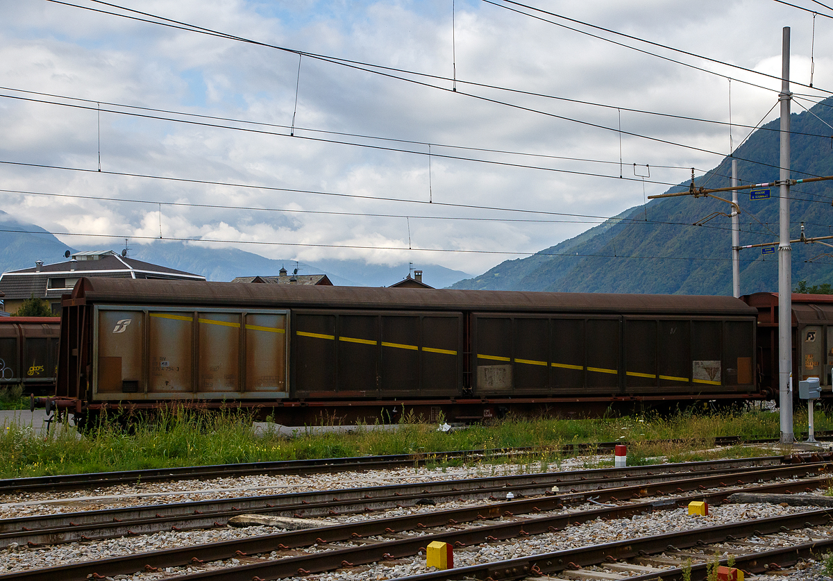 Vierachsiger, großräumiger Schiebewandwagen 31 83 2764 794-3 I-MIR, der Gattung Habils, der Mercitalia Rail Srl am 14.09.2017 im Bahnhof Tirano. Hier in Tirano werden die Wagen mit Mineralwasser beladen und gehen in die Welt.

TECHNISCHE DATEN:
Spurweite: 1.435 mm
Länge über Puffer : 21.700 mm
Drehzapfenabstand: 16.660 mm
Achsabstand im Drehgestell:  1.800 mm
Eigengewicht:  28.400 kg
Ladefläche: 50 m²
Rauminhalt: 131 m³
Max. Zuladung: 51,5 t (ab Streckenklasse C)
Höchstgeschwindigkeit: 100 km/h (beladen) / 120 km/h (leer)
Kleinster befahrbarer Gleisbogenradius:  60m 
Intern. Verwendungsfähigkeit: RIV
