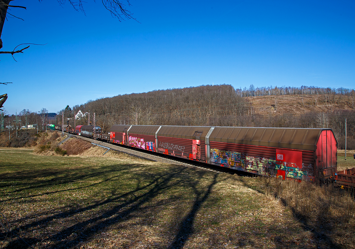 Viergliedriger geschlossener Doppelstock-Autotransportwagen mit acht Radsätzen, im Vordergrund 45 80 2914 063-1 D-ATG der Gattung Hcceerrs 330, der DB Cargo Logistics GmbH (ex ATG Autotransportlogistic GmbH), am 10.03.2022 bei einer Zugdurchfahrt bei Rudersdorf (Kr. Siegen). Die geschlossene Doppelstock-Autotransportwageneinheit besteht aus 4 kurzgekuppelten zweiachsigen Wagen. 

Allein dieser Wagen hat eine Länge von 54 m.
