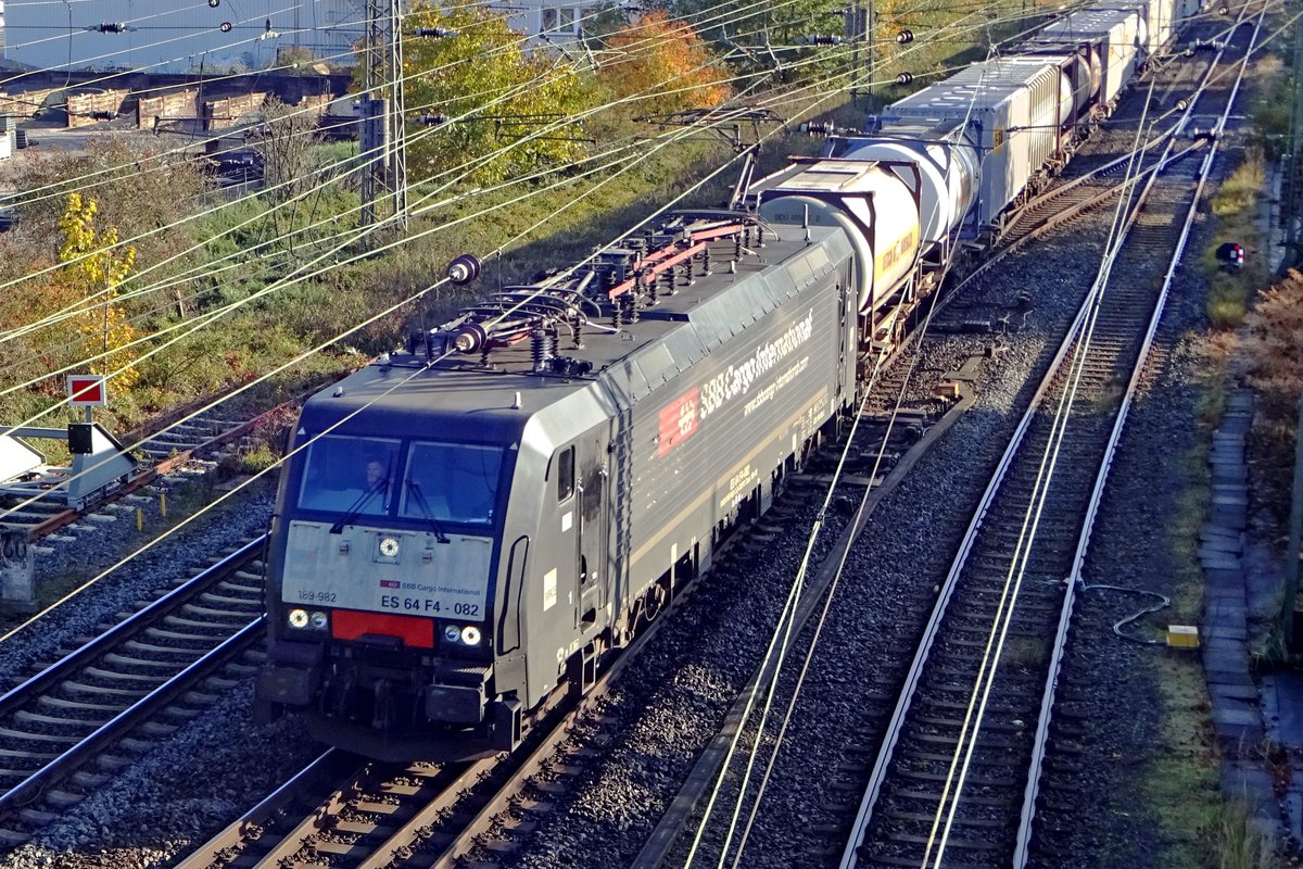 Vogelblick auf SBBCI 189 982 beim Einfahrt in Emmerich am 8 November 2019.