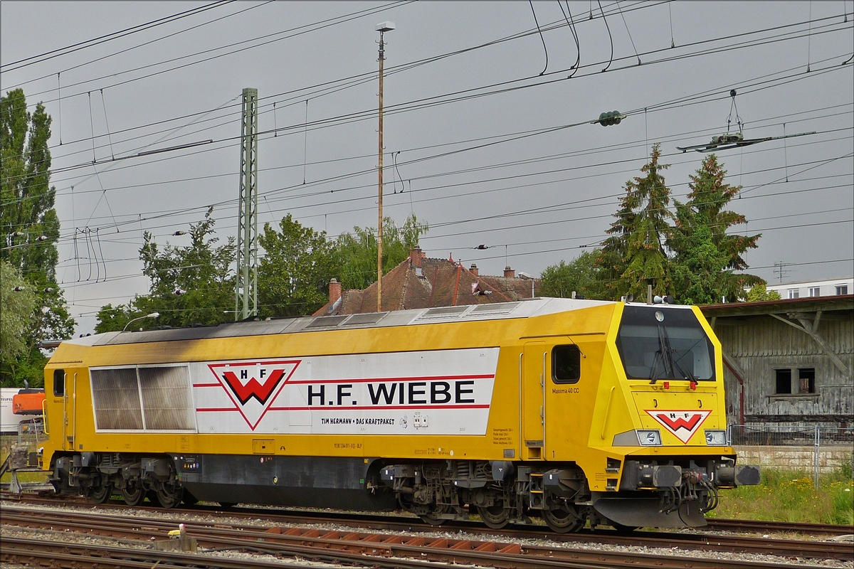  Voith Maxima CC 40 92 80 1264 011-8, der Gleisbaufirma H.F.WIEBE, stand am 19.06.2016 im Gleisvorfeld von Radolfzell abgestellt