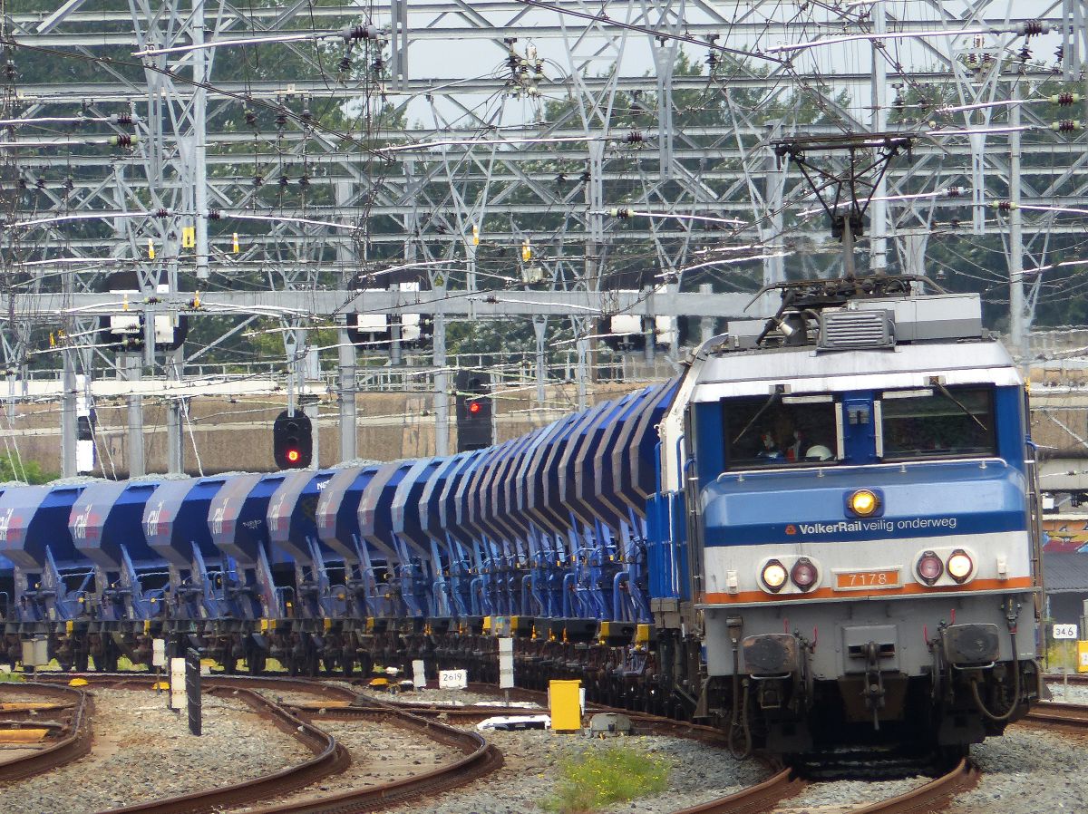Volker Rail Lokomotive 7178 (91 84 1560 778-0 NL-VRR) ex-NS 1778 mit Diesellok 203-2 “Jerry” en 203-1 “Tom” mit Zug 58311 von Amsterdam Westhaven Durchfahrt Utrecht Centraal Station 28-07-2021.


Volker Rail locomotief 7178 (91 84 1560 778-0 NL-VRR) ex-NS 1778 met in opzending 203-2 “Jerry” en 203-1 “Tom”. als trein 58311 binnenkomst vanaf Amsterdam Westhaven Utrecht CS 28-07-2021.