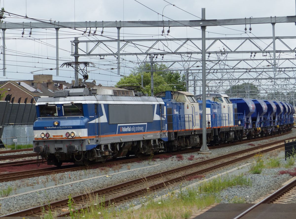 Volker Rail Lokomotive 7178 (91 84 1560 778-0 NL-VRR) ex-NS 1778 mit Diesellok 203-2 “Jerry” en 203-1 “Tom” mit Zug 58311 von Amsterdam Westhaven Durchfahrt Utrecht Centraal Station 28-07-2021. 

Volker Rail locomotief 7178 (91 84 1560 778-0 NL-VRR) ex-NS 1778 met in opzending 203-2 “Jerry” en 203-1 “Tom”. als trein 58311 binnenkomst vanaf Amsterdam Westhaven Utrecht CS 28-07-2021.