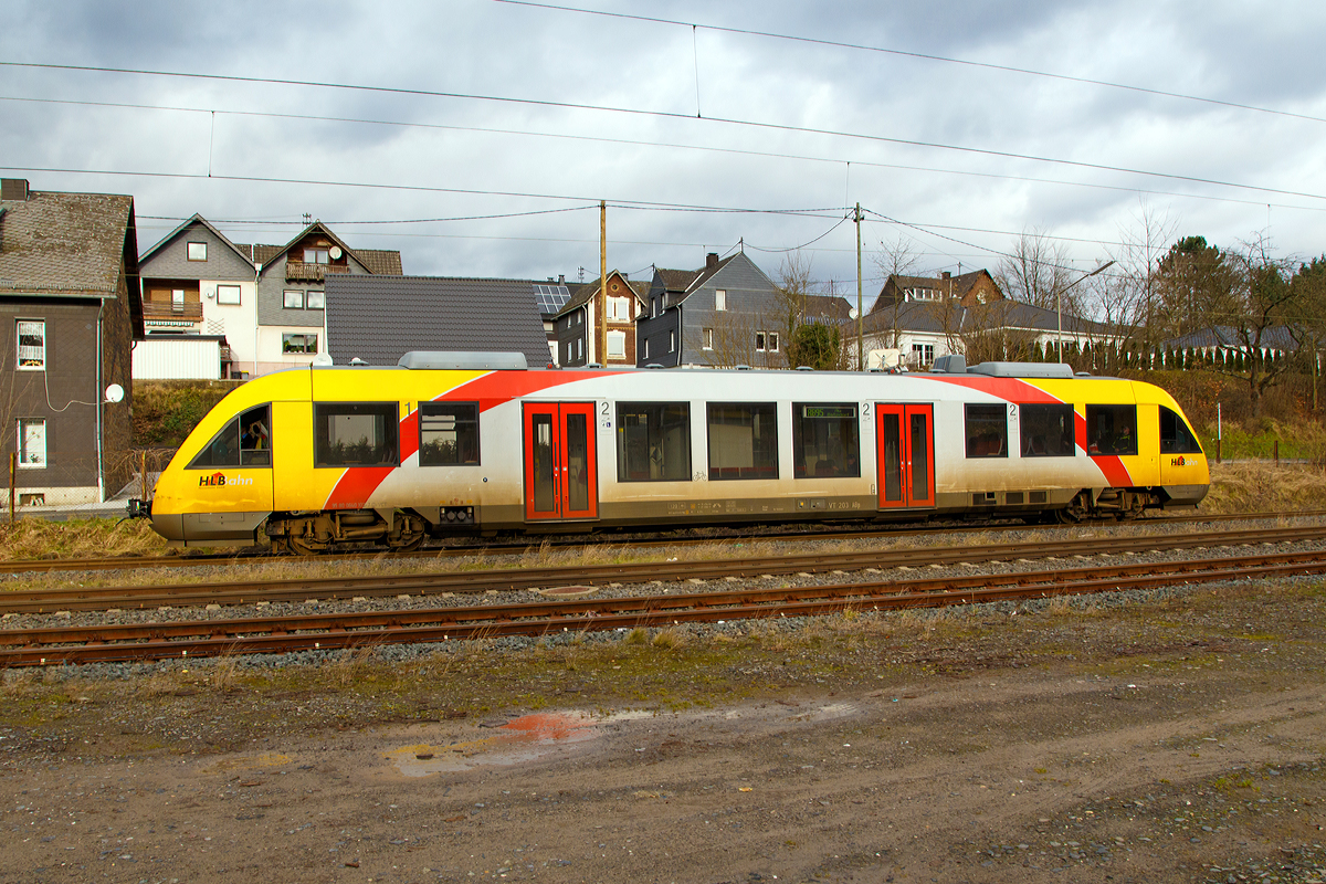 
Volle Breitseite....
Der VT 203 der HLB (95 80 0640 103-7 D-VCT), ein Alstom Coradia LINT 27 ehemals der vectus Verkehrgesellschaft mbH dessen NVR-Nummer er noch trägt, fährt am 10.01.2015 als RB 95   Sieg-Dill-Bahn   (Dillenburg - Siegen - Au/Sieg) und erreicht gleich den Hp Brachbach.