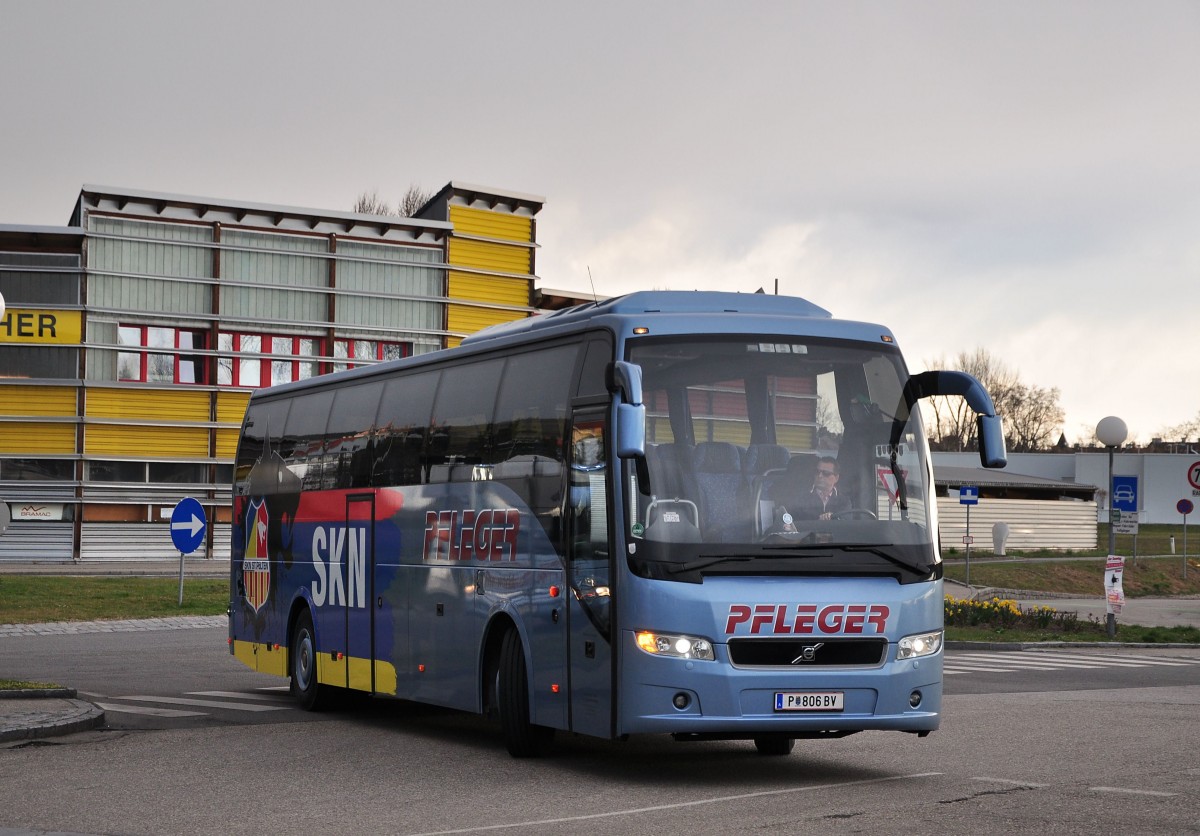 VOLVO 9700 von Pfleger Reisen aus Niedersterreich am 6.4.2015 in Krems.