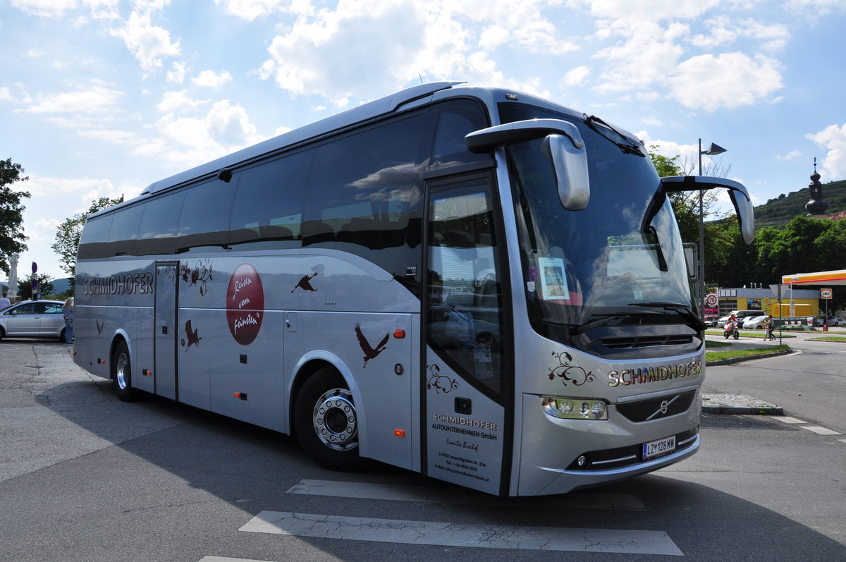 Volvo 9900 von Schmidhofer Reisen aus sterreich in Krems.