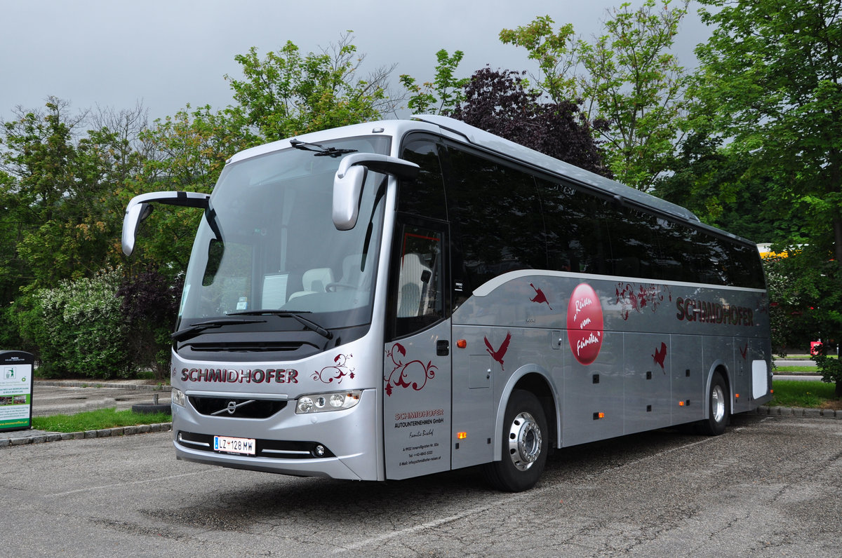 Volvo 9900 von Schmidhofer Reisen aus sterreich in Krems.