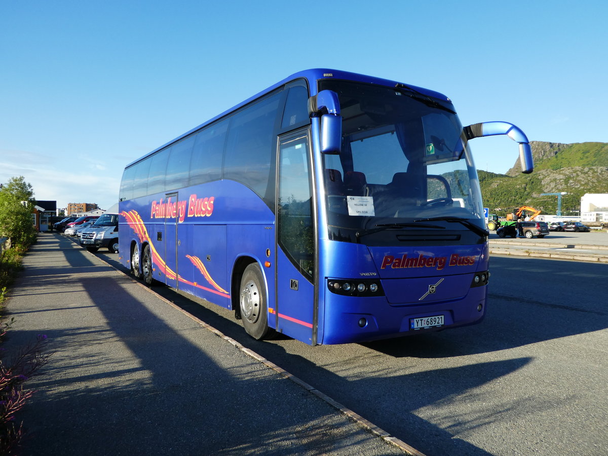 Volvo vom PALMBERG BUSS steht im August 2017 am F�hranleger in Svolvaer