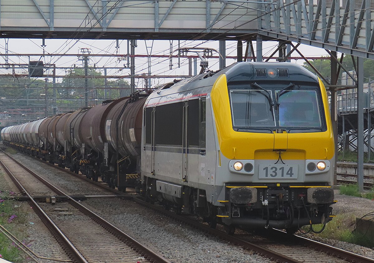 Vom Bahnsteig wurde am 18 Augustus 2024 ein Kesselwagenzug mit Lineas 1314 beim Passage durch Mons fotografiert.