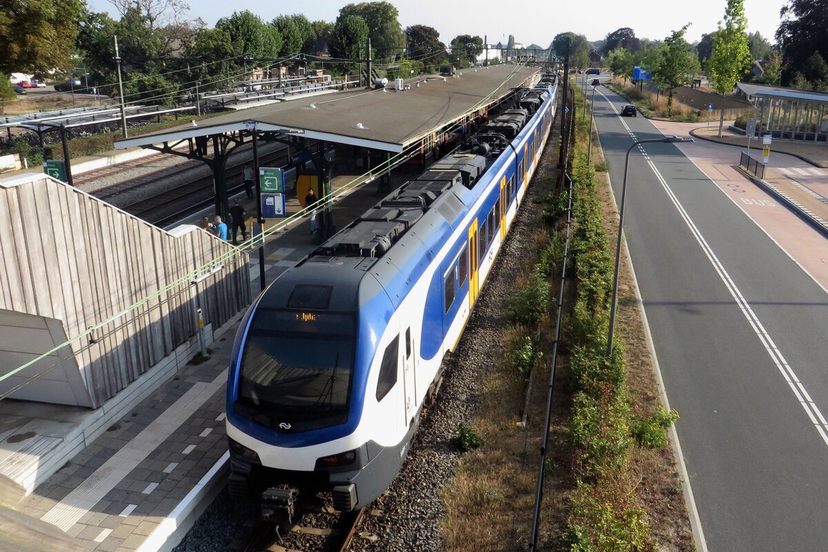 Vom Füssgangerbrücke bei Bahnhof Dieren wurde am Morgen von 4 September 2022 NS 2218 fotografiert.