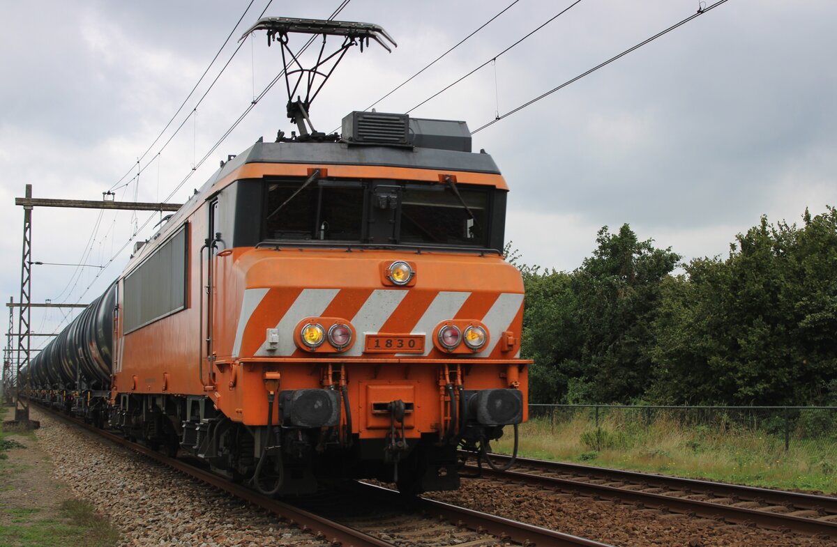 Vom hinter den Gitter wurde am 29 Juli 2023 RFO 1830 samt Kesselwagenzug beim Passage durch Alverna fotografiert.