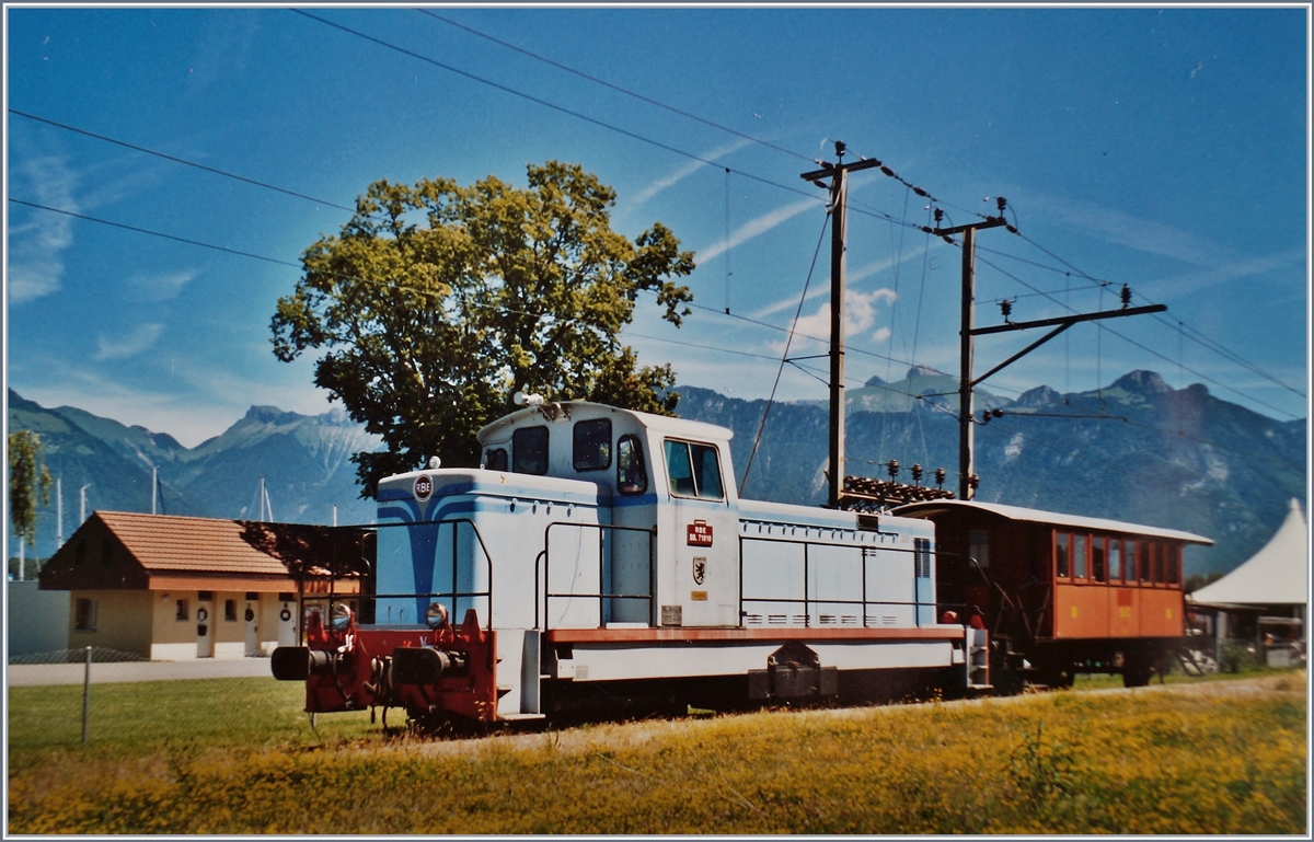 Von 1988 bis 1998 fuhren im Tourismus bzw. Museumsbahn Verkehr Reisezge unter dem Namen Rive Bleue Express von Bouveret nach Evian und zurck. 

Dafr hatte die RBE Bahn eine E 3/3 (Tigerli) und die hier abgebildete BB 71010 (ex SNCF/Baujahr 1965) zur Verfgung. 

Obwohl seit fnf Jahren infolge schlechten Gleiszustandes keine Zge mehr nach Evian verkehren, stand im Mai 2003 die BB 71010 mit einem O-C Wagen noch in Bouveret. 

Analoges Bild vom Mai 2003