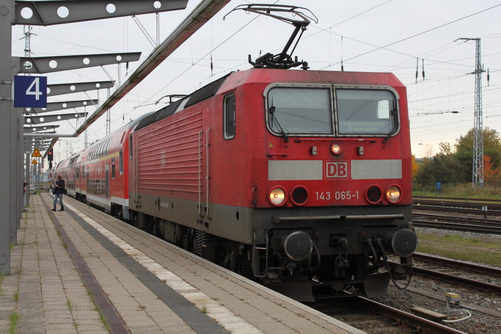 von 3xFotografen wurde 143 065-1 mit dem Warnem�nde-Express von Berlin Hbf(tief)nach Rostock Hbf im Rostocker Hbf schon erwartet.24.10.2015