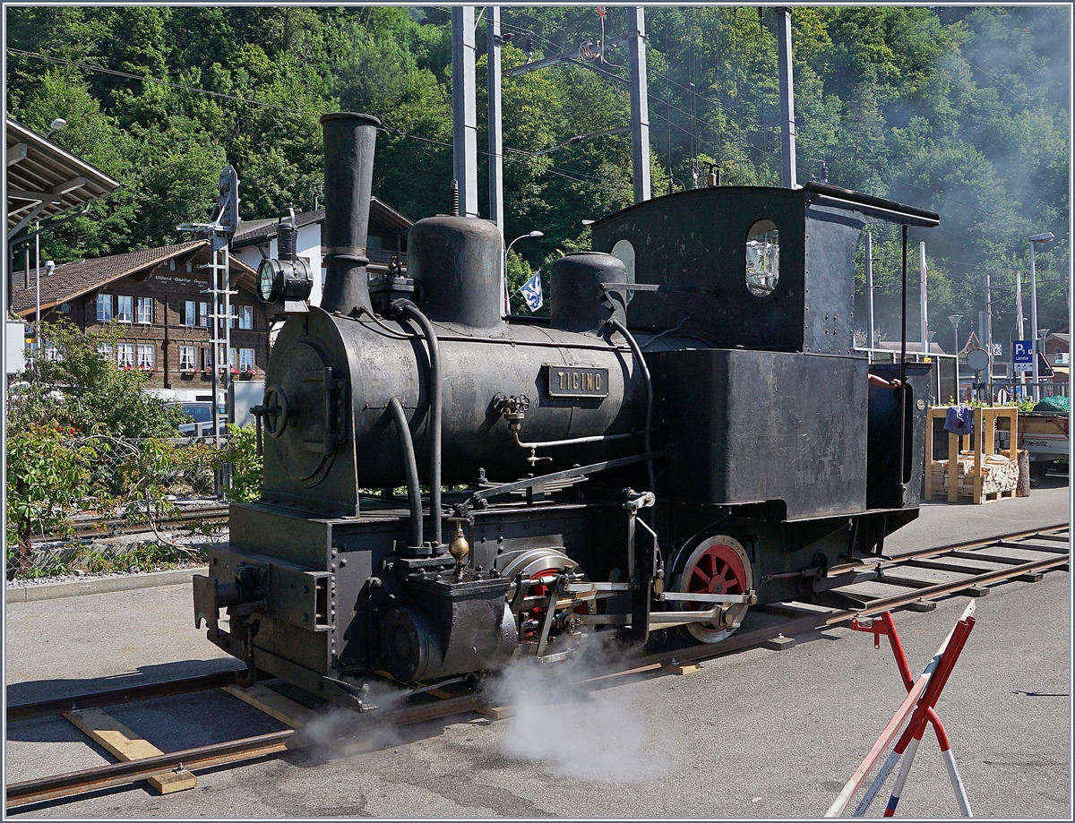 Von Alters her war die Magadino-Ebene eine fruchtbare Landschaft, bis 1515 ein Bergsturz  die Gegend verwüstete. Mit  dem Bau der Eisenbahn nach Locarno Ende des 19 Jahrhunderts wurde dann die Sumpflandschaft entwässert und der Ticino begradigt. Dazu erhielt das Consorzio Correzione del Fiume Ticino diese kleine G 2/2 Bn2t. Die Lok wurde von Arnold Jung in Jungenthal bei Kirchen im Jahre 1889 unter der Fabriknummer 59 gebaut. 1941 wurde die Lok abgestellt und am 20. Mai 2016 als Leihgabe der Familie Travani an Martin Horath abgegeben. Seit dem 3. Sept. 2016 fährt die Lok wieder.
Das Bild zeigt die G 2/2  Ticino  bei Pendelfahrt auf einem eigens dazu verlegten Gleis in Brienz im Rahmen der Schweizer Dampftage Brienz 2018 und bietet sich für Führerstandsfahren an.
Auch wenn die Lok nicht so schön glänzt wie die SNCF 141 R 1244 mag ich sie ganz besonders, konnte ich doch das allererste Mal auf einer Dampflok mitfahren.
30. Juni 2018