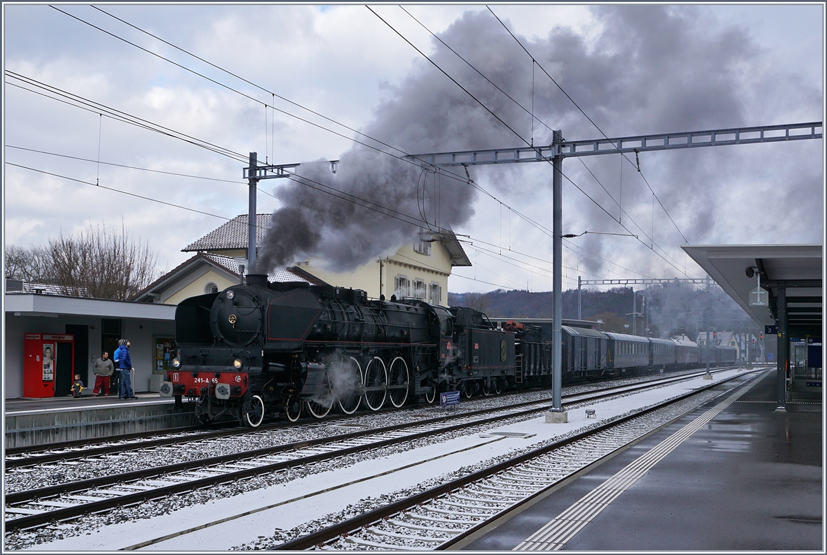 Von Full in Koblenz angekommen, wartet die SNCF 241-A-65 auf die Abfahrt Richtung Baden.
9. Dez. 2017