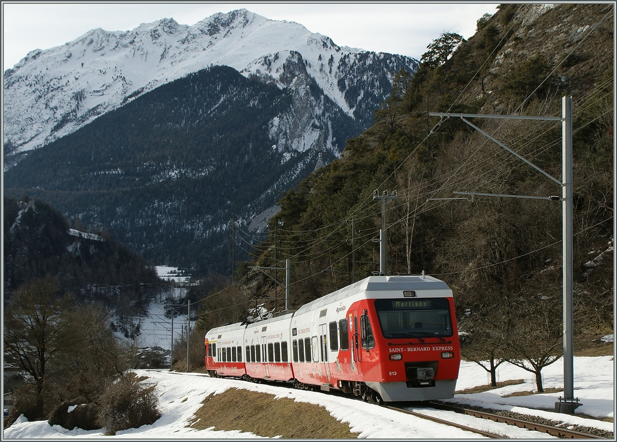 Von Le Chable kommend, fährt dieser TMR RABe 527 Talwärts und wird in Kürze Sembrancher erreichen.
27. Jan. 2013