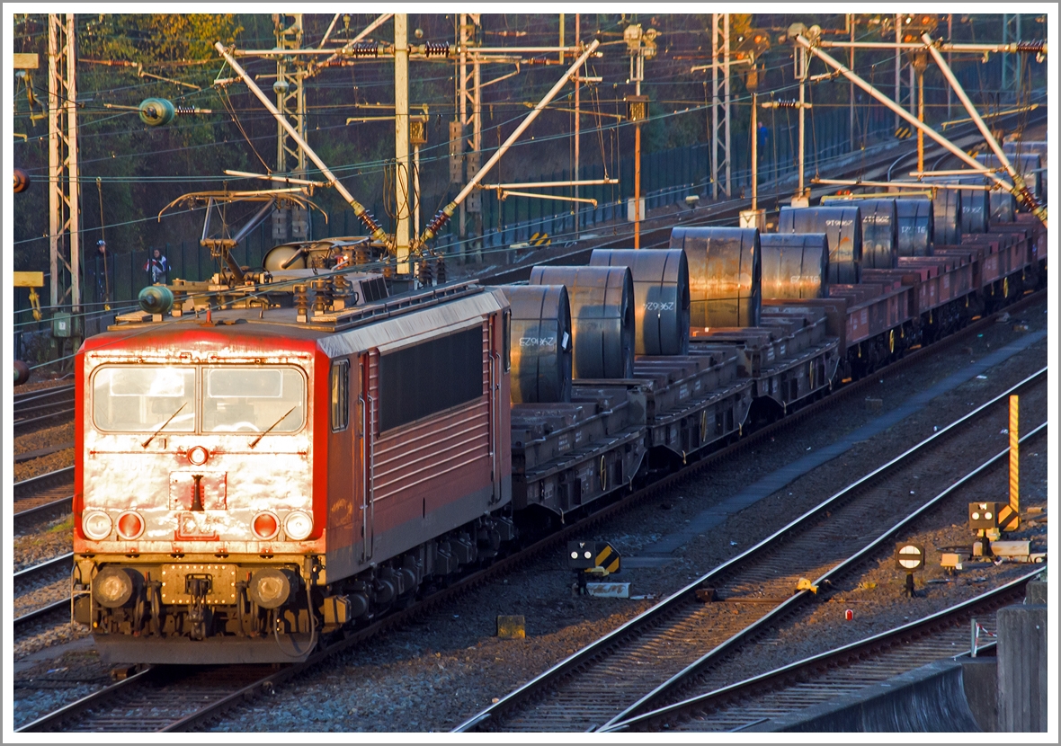 Von der nun sehr tief stehenden Sonne wird die Lokfront sehr stark angestrahlt....

Die 155 261-1 der DB Schenker Rail mit eine Coilzug (Stahlblech Coils auf Schwerlastwagen) hat am 16.11.2013 vor dem Hbf Siegen Sh 0. Danach setzte die Lok fr die Gegenrichtung um. 

Wahrscheinlich war die direkte Anbindung der KBS 445 (Dillstrecke) an die KBS 440 (Ruhr-Sieg-Strecke) bzw. durchgngige Fahrt auf der DB Streckennummer 2800 (Hagen-Siegen(Weidenau)-Haiger) nicht mglich.