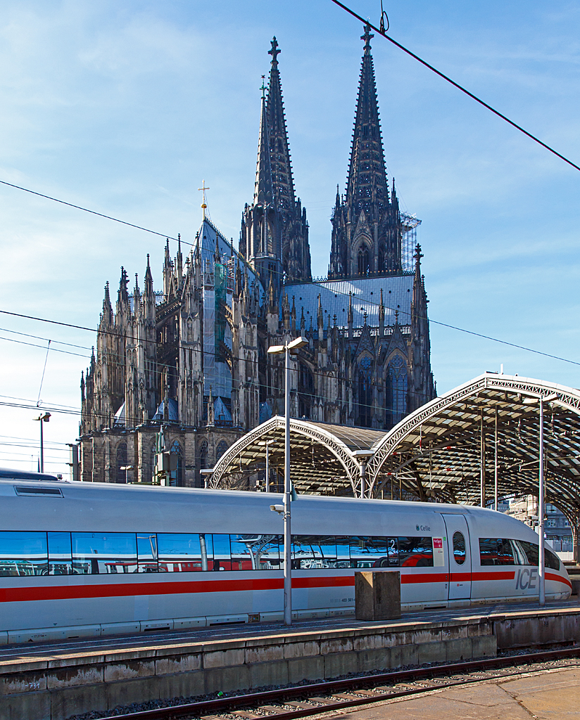 
Vor der Kulisse des Kölner Domes fährt der ICE 3  Celle  Tz 361 (BR 403) am 08.03.2015 in den Hauptbahnhof Köln ein.