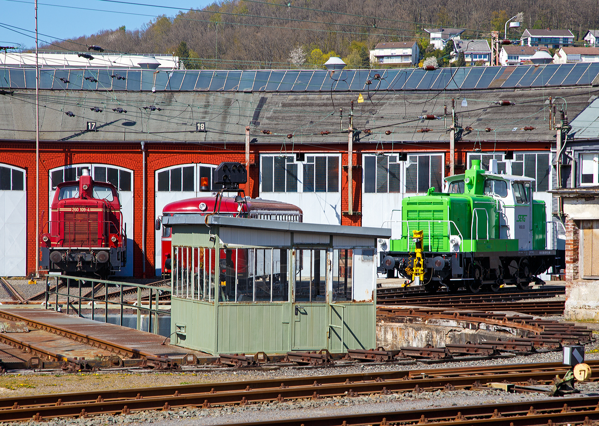 Vor den Siegener Ringlokschuppen stehen am 15.04.2020:
Links die 260 109-4 (eigentlich 98 80 3360 109-3 D-EVG) der RE Rheinische Eisenbahn GmbH, ex DB V 60 109, ex DB 260 109-4, ex DB 360 109-3. Die V60 der leichten Ausführung wurde 1956 unter der Fabriknummer 600029 von MaK gebaut und als als V 60 109 Deutsche Bundesbahn geliefert. Nach der Umzeichung 1968 in 260 109-4 und 1987 in 360 109-3 wurde die V60 der leichten Bauart im Jahr 2001 bei der DB ausgemustert. 2003 ging sie an die EfW-Verkehrsgesellschaft mbH in Frechen und 2007 an die Bocholter Eisenbahngesellschaft mbH bis sie 2009 zur Rheinische Eisenbahn GmbH kam.

In der Mitte, hinter dem Steuerhaus der Drehscheibe, versteckt sich der ex DB Uerdinger Schienenbus-Steuerwagen 998 800-6 (95 80 0998 800-6 D-EVG), ex 998 800-6 BBG Staudenbahn, ex SVG VS 601, ex Dürener Kreisbahn VS 252, ex DB VS 98 200.

Und rechts, mit neuer Lackierung, die V 60.03 (98 80 3363 809-5 D-SETG) der Salzburger Eisenbahn TransportLogistik GmbH, ex RNE 363 809-5 (Rhein-Neckar-Eisenbahnservicegesellschaft mbH), ex DB 363 809-5, ex DB 365 809-3, ex DB 361 809-7, ex DB 261 809-8, ex DB V60 809. Die V60 der schweren Ausführung wurde 1960 von Henschel in Kassel unter der Fabriknummer 30098 gebaut.


Die V60-Familie:
Die Deutsche Bundesbahn hatte nach ihrer Gründung einen Mangel an kleinen Rangierlokomotiven. Daher wurde ab 1951 eine Dieselrangierlok entwickelt, an deren Bau und Entwicklung fast alle namhaften Lokomotivfabriken beteiligt waren. Die neue Baureihe wurde zunächst als V 60 bezeichnet. Noch 1955 wurden die ersten 275 Serienloks in Auftrag gegeben, sie hatten den Motor GTO 6 von Maybach und das Dreiganggetriebe L 37 zUB von Voith.

Durch einen verstärkten Rahmen erhielten einige der Lokomotiven ein höheres Reibungsgewicht von 53 Tonnen statt 48,3–49,5 Tonnen. Zusätzlich konnten bei diesen Loks für den schweren Dienst noch bis zu sechs Tonnen Ballast mitgeführt werden, die Baureihenbezeichnung blieb jedoch bei V 60. Insgesamt wurden 942 Lokomotiven der leichten und schweren Ausführung zusammen genommen geliefert. Anhand der Ordnungsnummer war eine Unterscheidung der leichten und der schweren Ausführung nicht möglich, erst zum 1. Januar 1968 wurde mit der Einführung der computerlesbaren Nummern für die DB-Lokomotiven die Baureihe V 60 in die 618 Fahrzeuge umfassende Baureihe 260 (leichte Ausführung) und 322 Fahrzeuge umfassende Baureihe 261 (schwere Ausführung) aufgeteilt. Bei den vierstelligen Ordnungsnummern entfiel die führende Tausenderstelle. 

Die V60 wurden 1987 als Kleinloks eingestuft und trug seitdem die Baureihenbezeichnung 360 bzw. 361. Die Einstufung als Kleinlok sparte Personalkosten, da die Bundesbahn nun keine „Lokführer“ mehr einsetzen musste, sondern „Kleinlokbediener“, deren Ausbildung günstiger war. Durch die Umstellung der Führerschein-Systematik hat die Einstufung als Kleinlok heute nur noch deklaratorische Bedeutung – die V 60 würde nach wie vor die technischen Anforderungen an „großen“ Lokomotiven gemäß EBO erfüllen. Der Einbau von Funkfernsteuerungen erlaubte Einmann-Rangierfahrten; die fernsteuerbaren Modelle wurden Baureihe 364 (leichte Bauart) bzw. 365 (schwere Bauart).

Seit 1997 werden die Maybach-Motoren bei Aufarbeitungen durch Caterpillar-Zwölfzylindermotoren mit 465 kW (632 PS) ersetzt, wobei dieser Umbau nur noch bei Loks mit Funkfernsteuerung ausgeführt wird. Diese Loks tragen die Bezeichnungen 362 (leichte Bauart) bzw. 363 (schwere Bauart).

Übersicht Baureihen-Bezeichnung (V60):

BR V 60 ursprüngliche Bezeichnung ab Ablieferung bis 1.1.68

BR 260 leichte Ausführung bis Okt. 1987
BR 261 schwere Ausführung bis Okt. 1987

BR 360 leichte Ausführung
BR 361 schwere Ausführung

BR 362 modernisierte leichte Ausführung mit Funk und neuen CAT 3412E DI-TTA Motor
BR 363 modernisierte schwere Ausführung mit Funk und neuen CAT 3412E DI-TTA Motor

BR 364 leichte Ausführung mit Funkfernsteuerung
BR 365 schwere Ausführung mit Funkfernsteuerung
