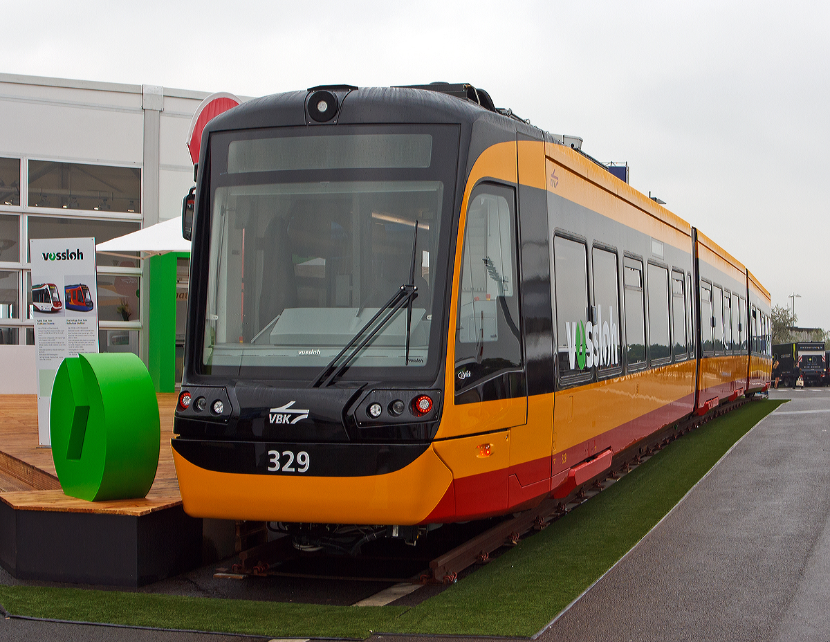 Vossloh „Citylink NET 2012“ (NET=Niederflur Elektrotriebwagen) fr die Stadtbahnen Karlsruhe ein Einrichtungs-Gelenkfahrzeug, mit Hilfsfahrerstand am anderen Ende, wurde auf der InnoTrans 2014 (26.09.2014) prsentiert, hier der Triebwagen VBK 329.

Nach einer europaweiten Ausschreibung haben die Verkehrsbetriebe Karlsruhe (VBK) die Stadtbahnen im Oktober 2011 beim Dsseldorfer Traktionsspezialisten Vossloh Kiepe GmbH und seinem spanischen Schwesterunternehmen, dem Schienenfahrzeug-Hersteller Vossloh Rail Vehicles, bestellt. Das Auftragsvolumen umfasst rund 75 Millionen Euro. Es wurden 25 dieser Niederflur-Stadtbahnen bestellt, mit Option auf 50 weitere Fahrzeuge.  

Die Stadtbahnen vom Typ Citylink NET 2012 sind speziell auf die infrastrukturellen Gegebenheiten und die Charakteristik der Stadt und Region Karlsruhe zugeschnitten. Sie werden mit ihrer Ausstattung den wachsenden Anforderungen an Mobilitt und Fahrkomfort gerecht. Der Fahrgastraum ist bequem ber fnf breite Doppeltren erreichbar (nur auf einer Fahrzeugseite, da es ein Einrichtungsfahrzeug ist). 

Mit der modernen Ausrstung von Vossloh Kiepe verfgen die Fahrzeuge ber zuverlssige und innovative elektrische Technologie. Diese beinhaltet die komplette Antriebstechnik und Fahrzeugsteuerung, die Bordnetzversorgung, Heizung / Klima / Lftung fr den Fahrgastraum und den Fahrerraum sowie die Zugsicherungs- und Fahrgastinformationssysteme und Videoberwachung.

Der NET 2012 hat eine Einstiegshhe von 345 mm und ist so die erste Train-Tram mit ultraflachem Fahrzeugboden. Damit kann das Fahrzeug an den entsprechend barrierefrei ausgebauten Bahnsteigen auch von mobilittseingeschrnkten Fahrgsten und Kunden mit Kinderwagen bodengleich betreten werden. Multifunktionsbereiche im Innenraum bieten Platz fr Rollstuhlfahrer, Kinderwagen und Fahrrder. Durch den hohen Niederfluranteil (wenig Stufen), tief positionierte Fahrscheinautomaten und Haltewunschsignalgeber, die farblich kontrastreich gestaltet sind, soll in der Bahn zustzliche Barrierefreiheit entstehen.

Besonders laufruhig und komfortabel sind die neuen Fahrzeuge auerdem dank ihrer Luftfederung. Eine Klimaanlage sorgt im Sommer wie im Winter fr angenehme Temperierung. Der Hersteller Vossloh Rail Vehicles hat seinen Citylink, den er in hnlicher Ausfhrung auch fr Sheffield in England und Chemnitz im Osten der Republik baut, den Vorgaben der neuesten Crash-Norm entsprechend gefertigt. Unter der Frontverkleidung sind Puffer eingebaut, die bei einem Zusammensto die entstehende Energie aufnehmen und das Fahrzeug besonders sicher machen. Trotz dieser Puffer kann der Fahrer durch eine tief gezogene Frontscheibe, speziell angeordnete Bedienelemente und den weit vorn geplanten Sitz eine 1,20 Meter groe Person bei einem Abstand von gerade einmal 30 Zentimetern noch sehen. Dies macht die neue Stadtbahn gerade im Innenstadtbereich zu einem  hchst sicheren Fahrzeug .

Technische Daten:
Spurweite 1.435 mm
Achsformel: Bo’(2’)(2’)Bo’
Fahrzeuglnge:  37.200 mm
Fahrzeugbreite:  2.650 mm
Fahrzeughhe:  3.655 mm
Achsstand im Drehgestell: 1.900 mm
Kleinster bef. Halbmesser: 22 m
Anteil Niederflur: ca. 80 %
Einstiegshhe 345 mm (bei 3/3-Beladung)
Leergewicht: ca. 57,5 t
Dienstgewicht: 83 t
Tren:  5 Fahrgastraumtren
Sitzpltze: 107
Stehpltze:  137
Raddurchmesser :  680 mm (neu) / 600 mm (abgenutzt)
Fahrdrahtspannung: DC 750 V
Antriebe und Leistung:  4 x 125 kW
Hchstgeschwindigkeit: 80 km/h
Beschleunigung: 1,3 m/s (durchschnittlich 0,6m/s)
Bremsverzgerung: 1,6 m/s (Schnellbremsung: 2,73 m/s)
Max. Geflle: 60 ‰
Kupplungstyp: Scharfenberg
Zulassung:  BOStrab / EBO
Besonderheiten: Fahrzeug erfllt neue Crash-Norm / Luftfederung
