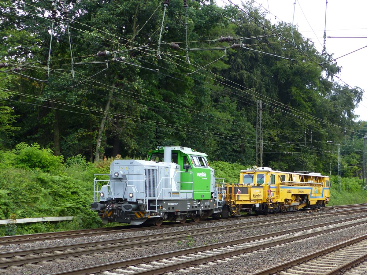 Vossloh G6 Diesellok. Forsthausweg, Duisburg 08-07-2016.

Vossloh G6 dieselloc met onderhoudsmachine. Forsthausweg, Duisburg 08-07-2016.